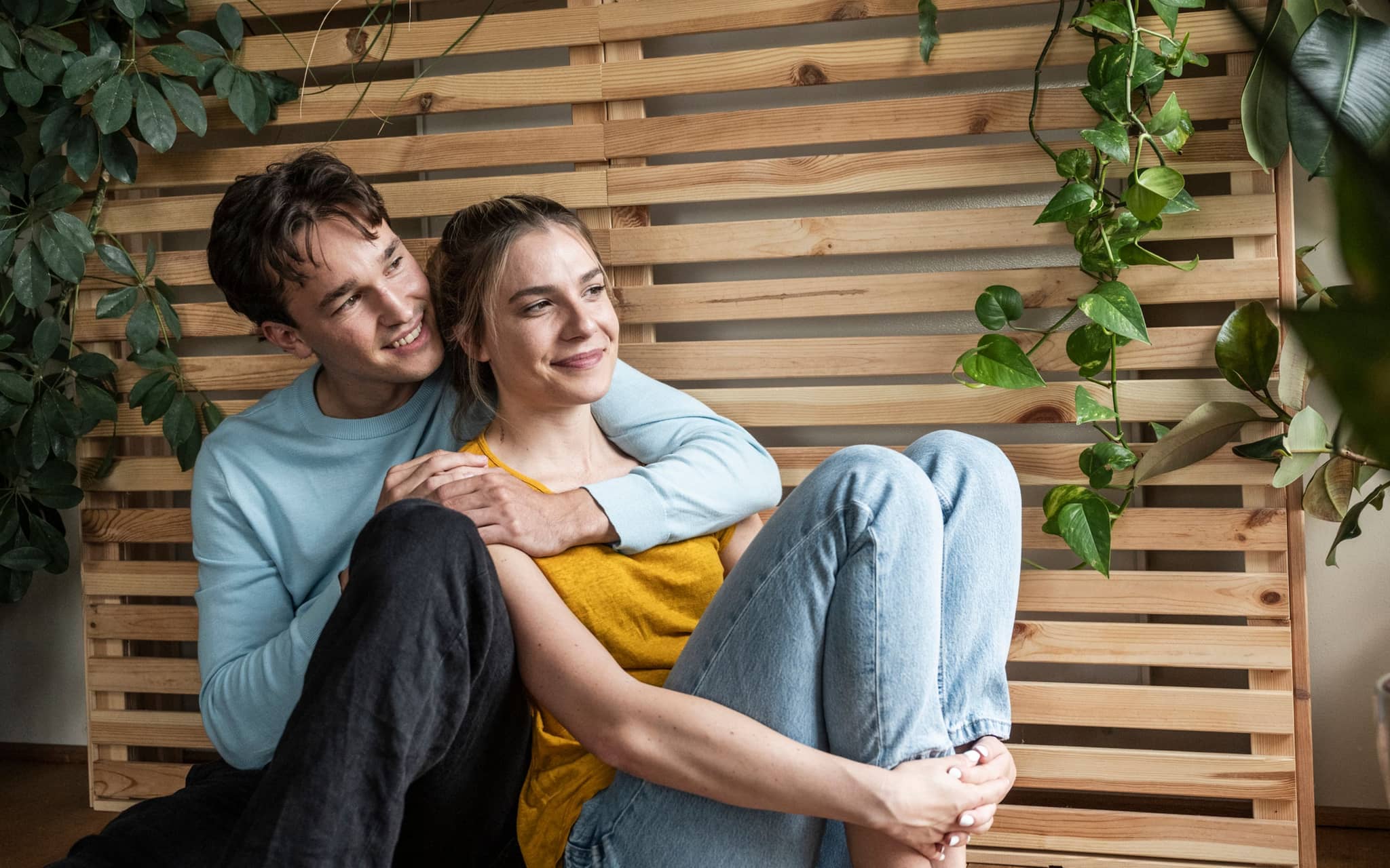 Symbolbild für Situationship: Ein Teenagerpärchen sitzt zusammen auf einer Parkbank