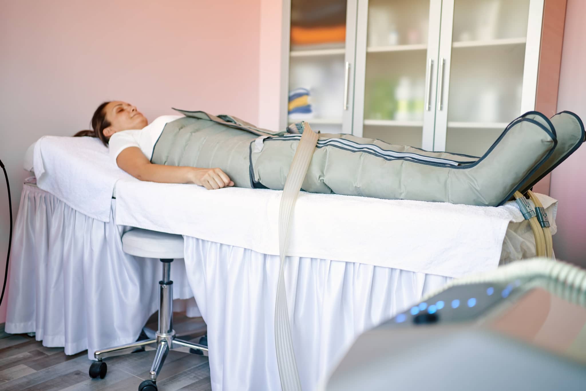 Kompressionsapparate: Eine Frau liegt in einem Kompressionsapparat. Ein Luftkissen umschließt ihren Körper.