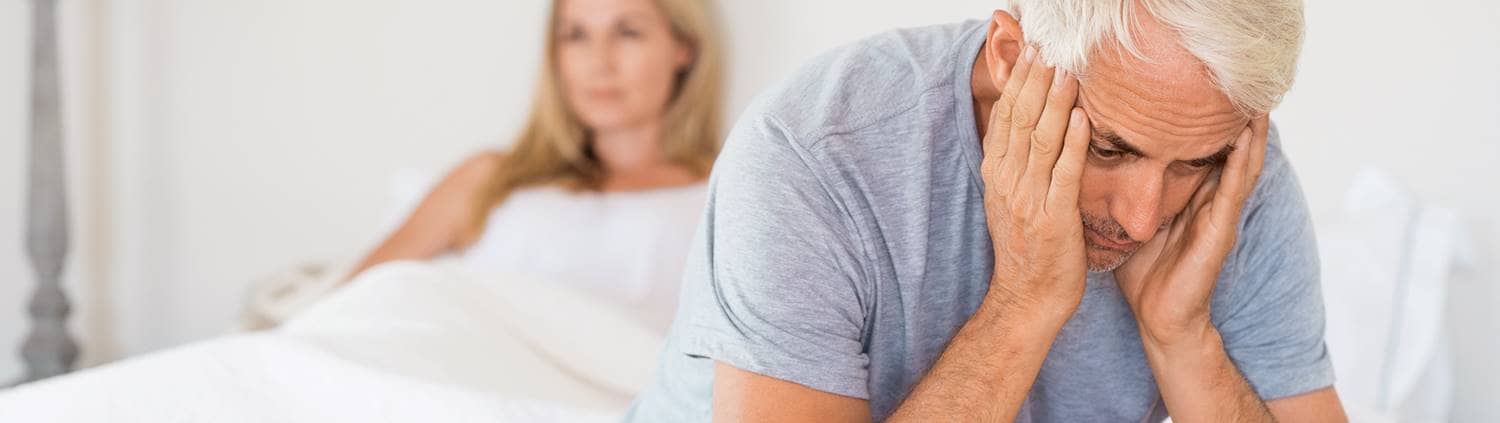 Erektionssysteme: älterer Mann hält sich die Hände in das Gesicht und sieht betrübt aus