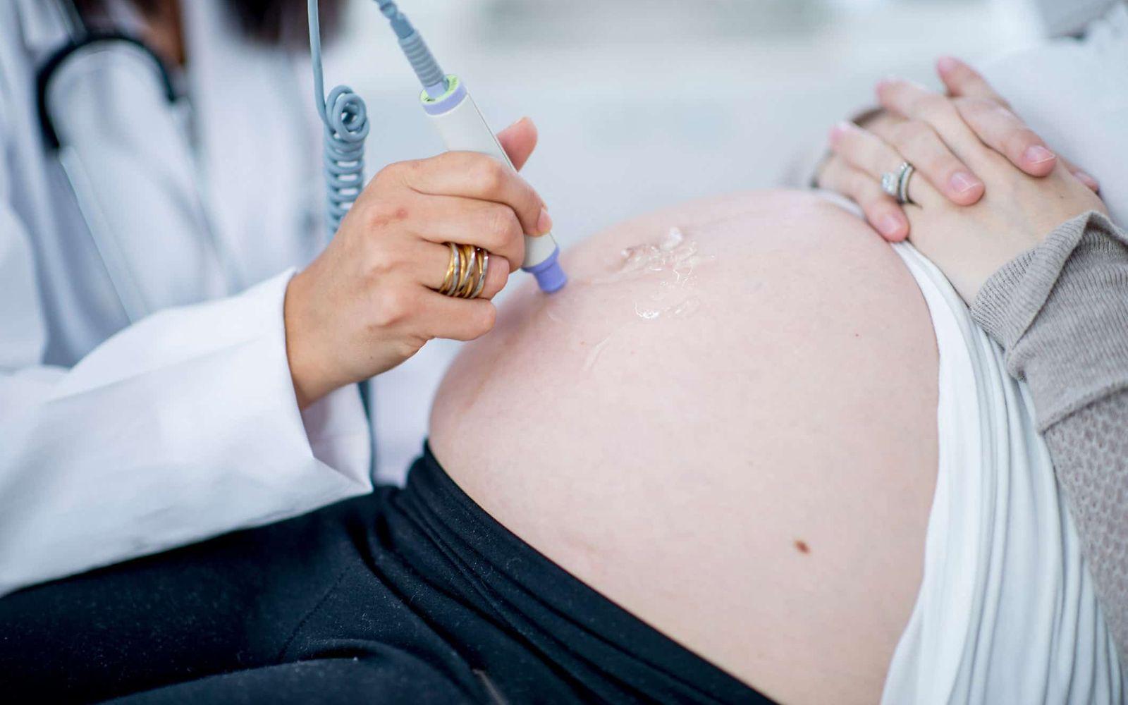 Ultraschalluntersuchungen: Schwangere beim Arzt während Ultraschalluntersuchung. 