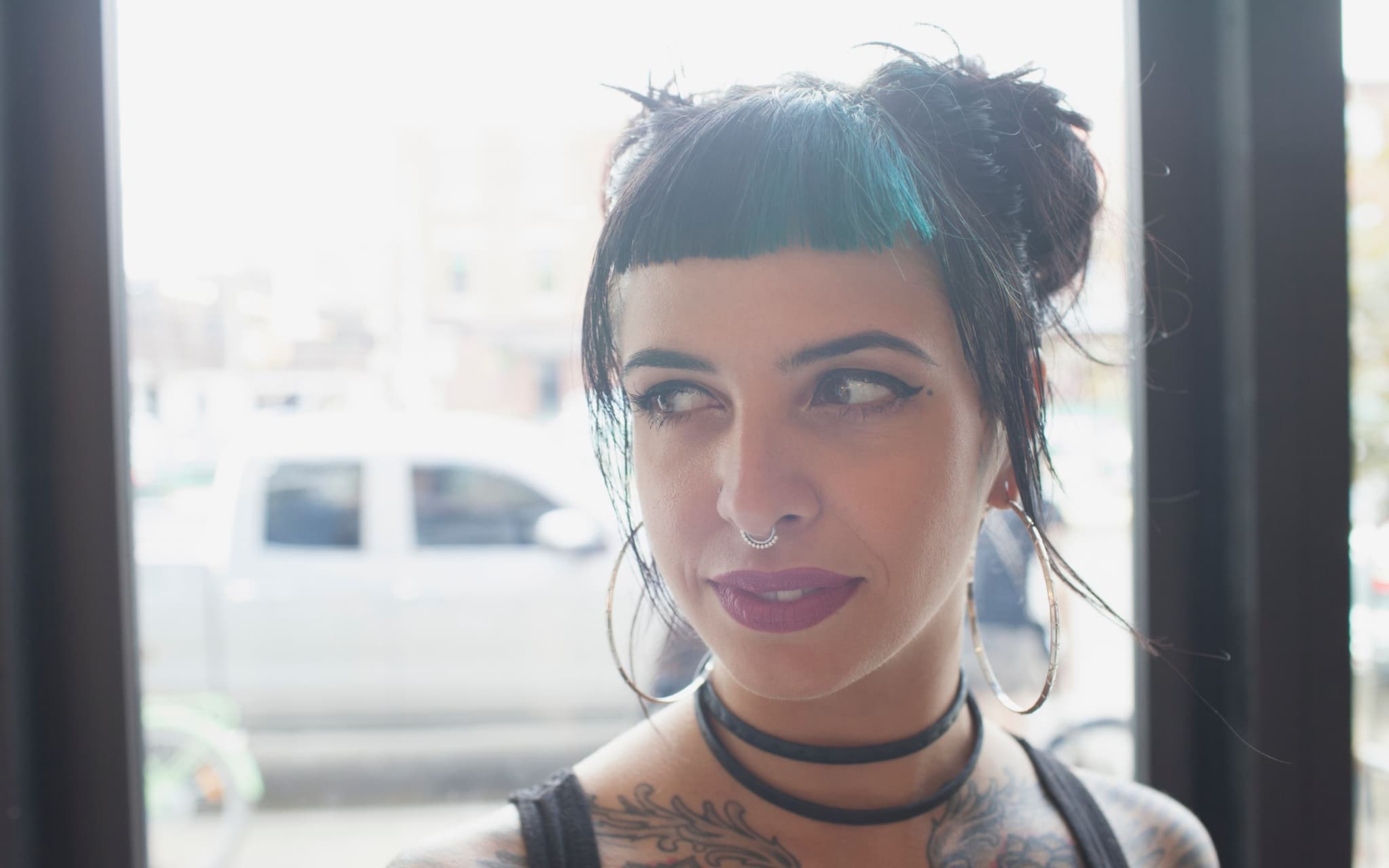 Intimpiercing: Eine junge Frau mit Piercings und Tattoos