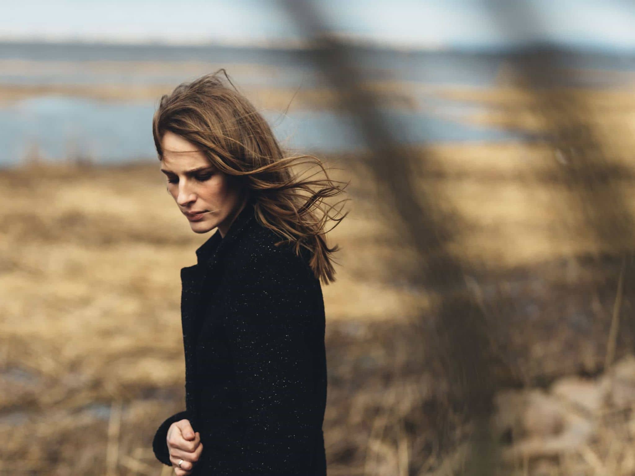 Angststörung: Frau mit traurigem Gesichtsausdruck in herbstlicher Natur.