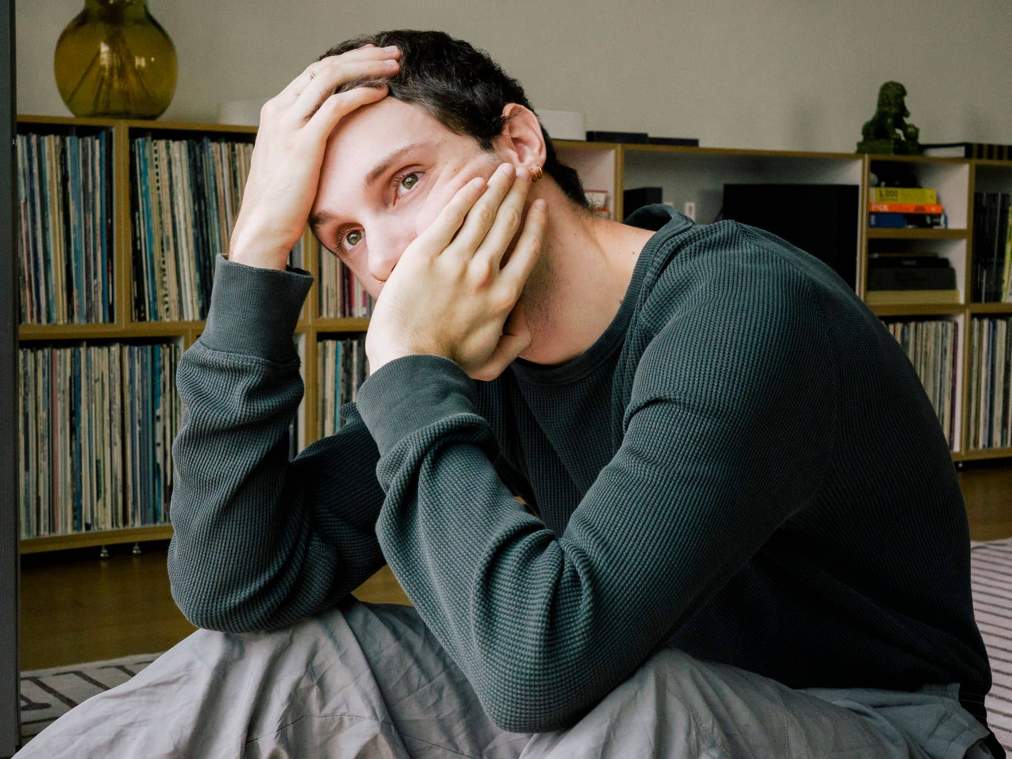 Depressionen behandeln: Ein Mann mit nachdenklichem Gesichtsausdruck