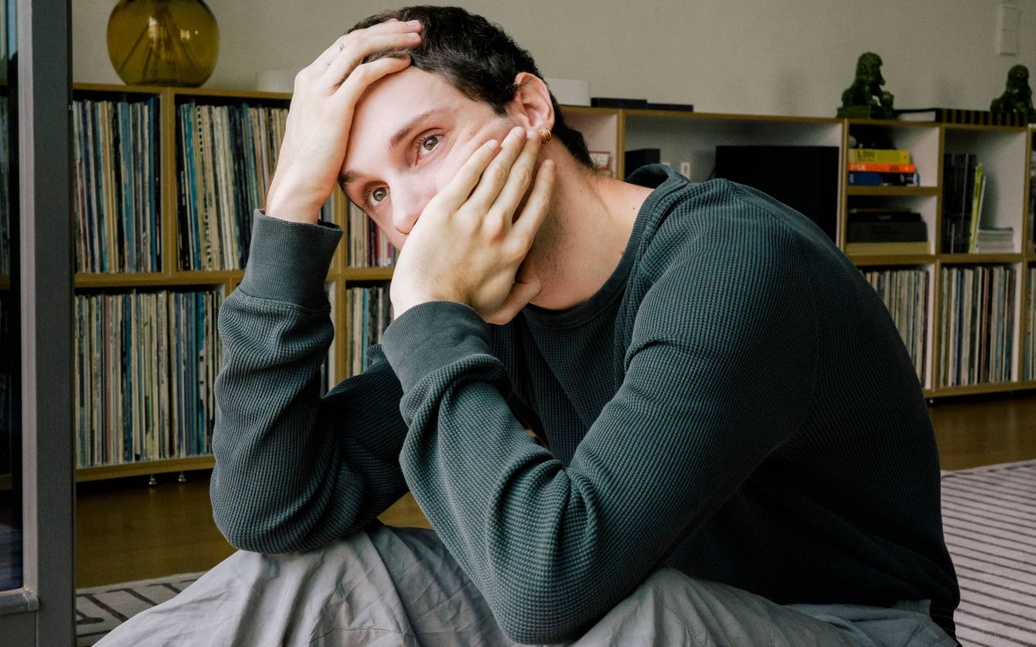 Depressionen behandeln: Ein Mann mit nachdenklichem Gesichtsausdruck