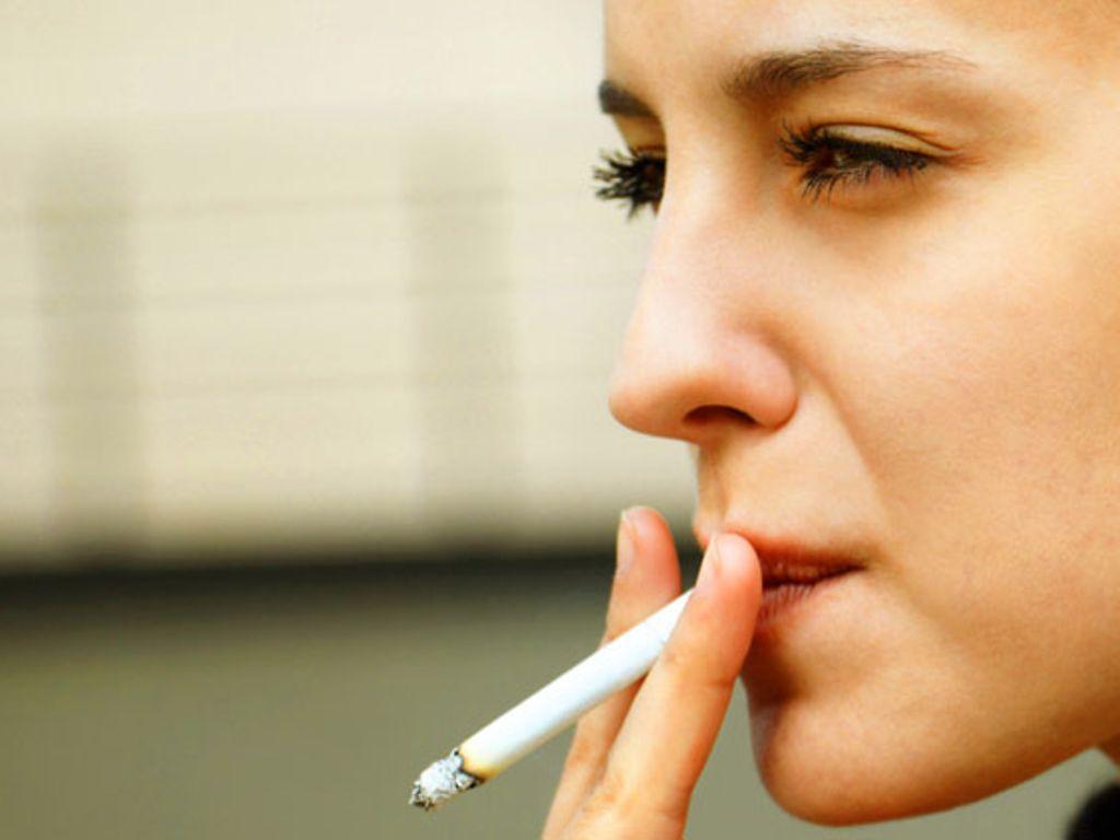 Kampagnen-Bild Just bei smokefree: Junge Frau raucht.
