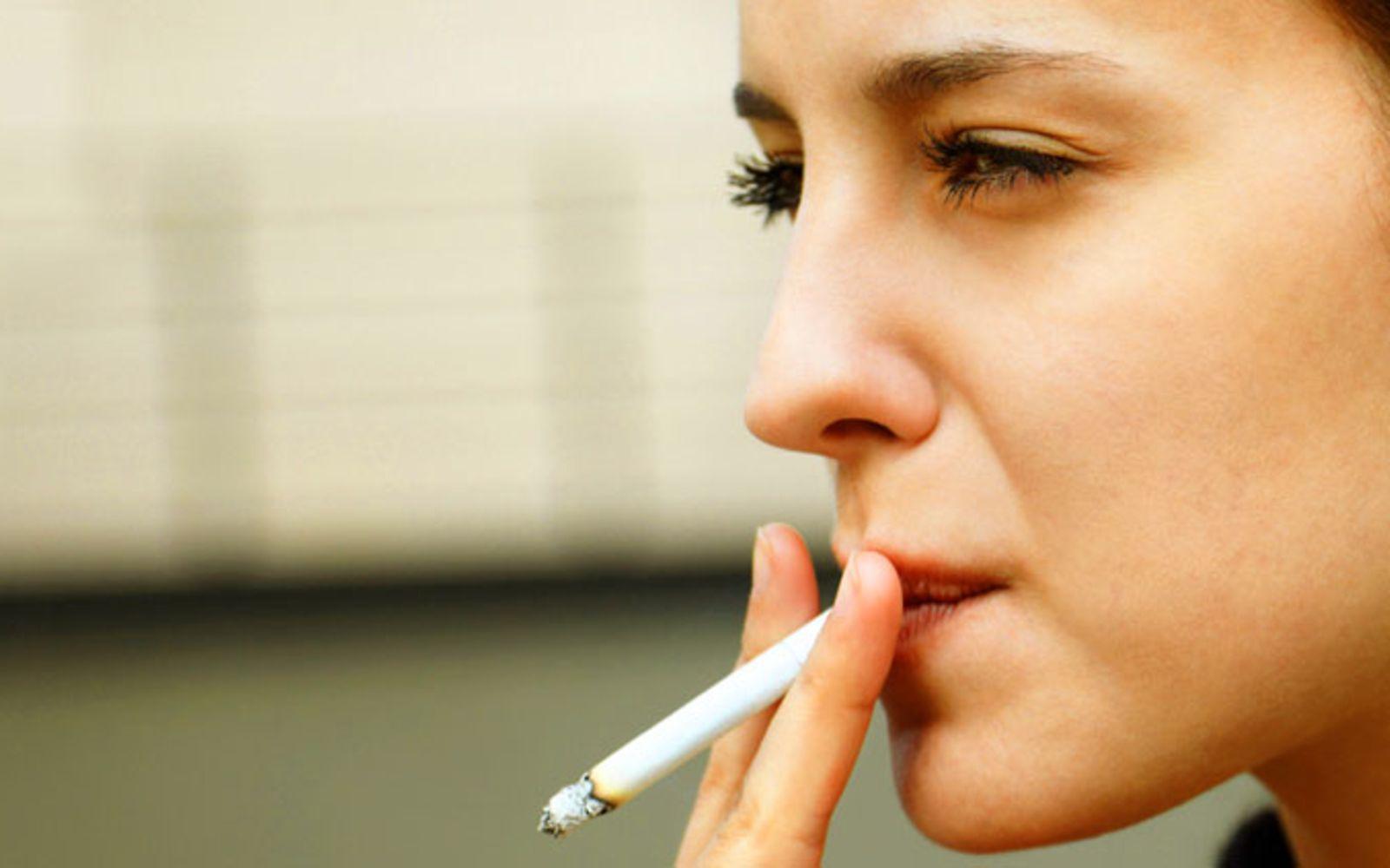 Kampagnen-Bild Just bei smokefree: Junge Frau raucht.