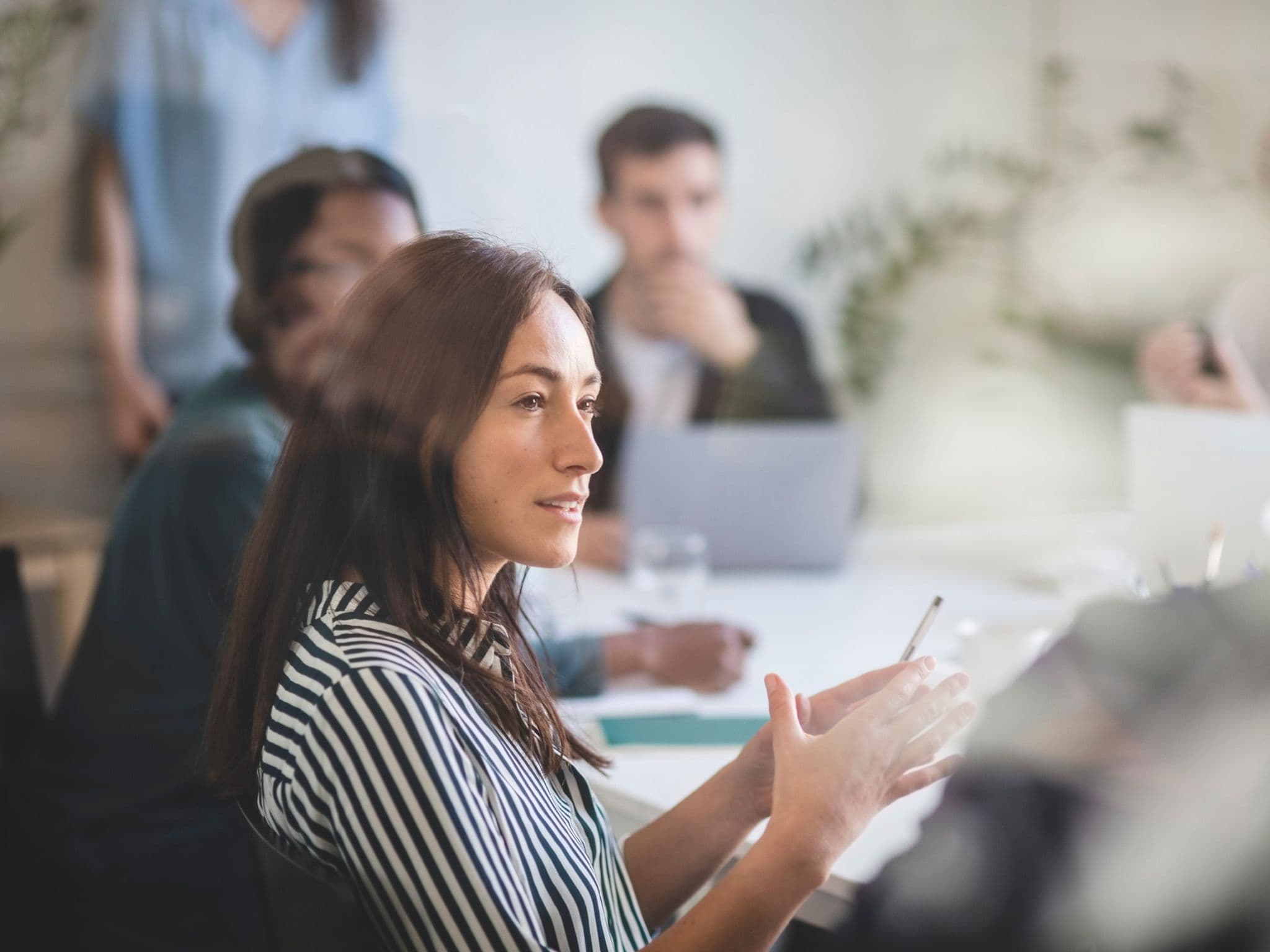 Jahreswechselseminar 2025: Frau im Gespräch mit Kollegen.