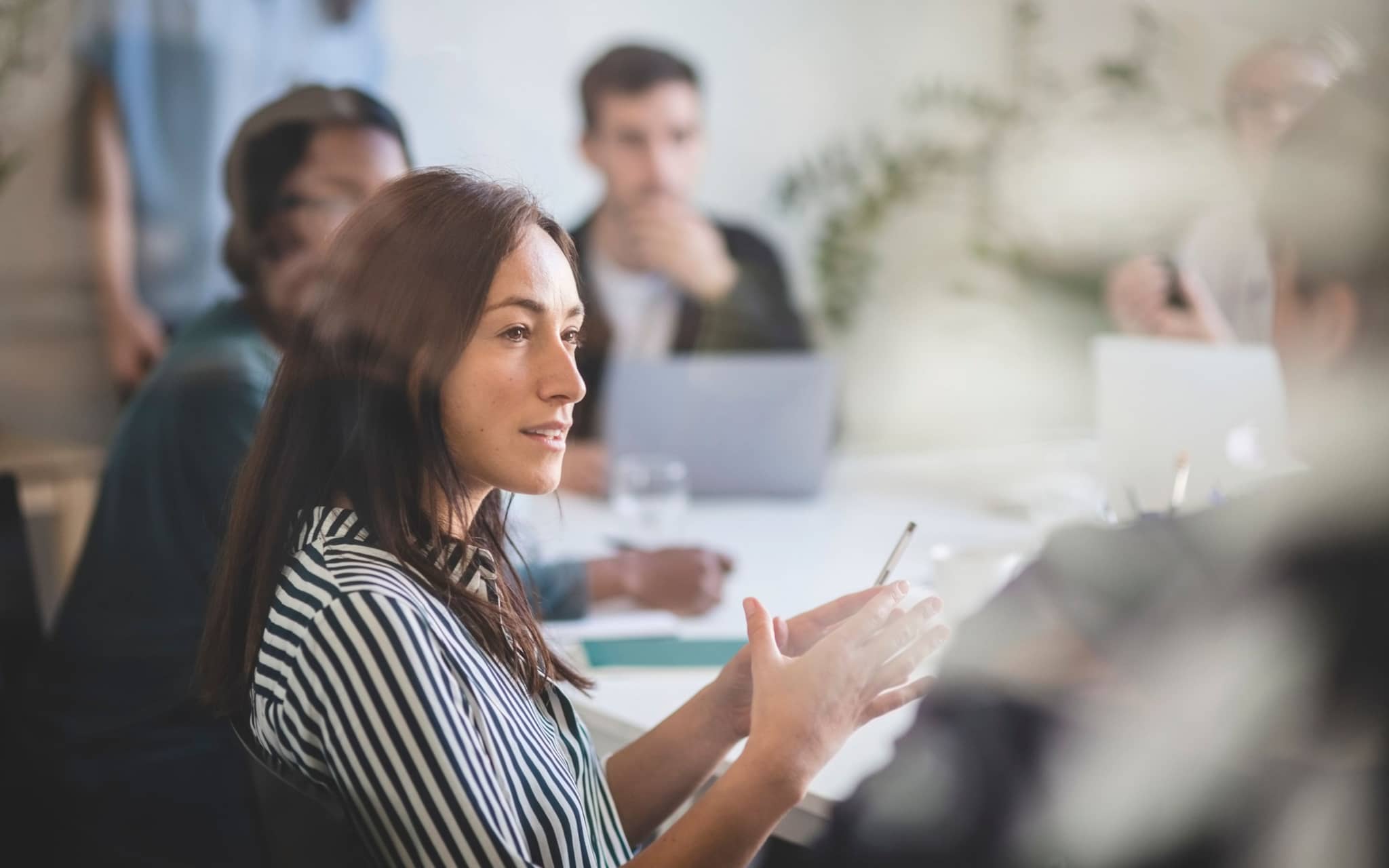 Jahreswechselseminar 2025: Frau im Gespräch mit Kollegen.