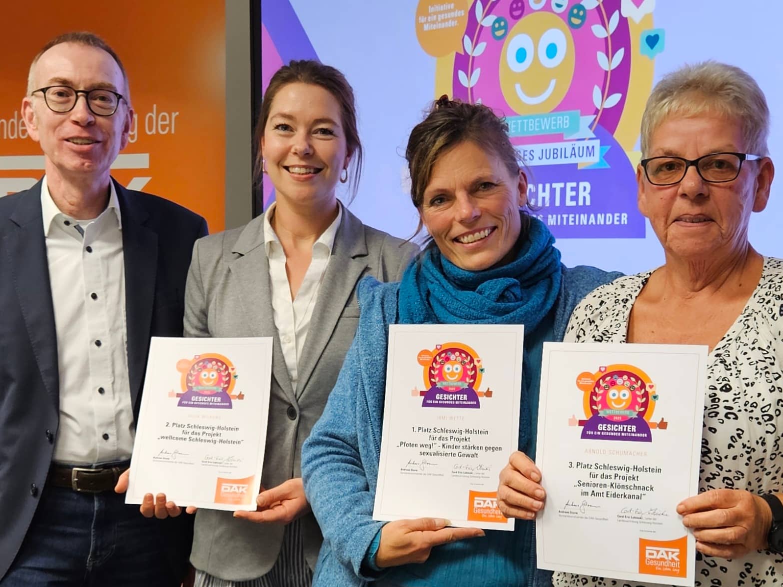 Gruppenfoto der Siegerinnen und Sieger des Wettbewerbs "Gesichter für ein gesundes Miteinander 2025" in Schleswig Holstein