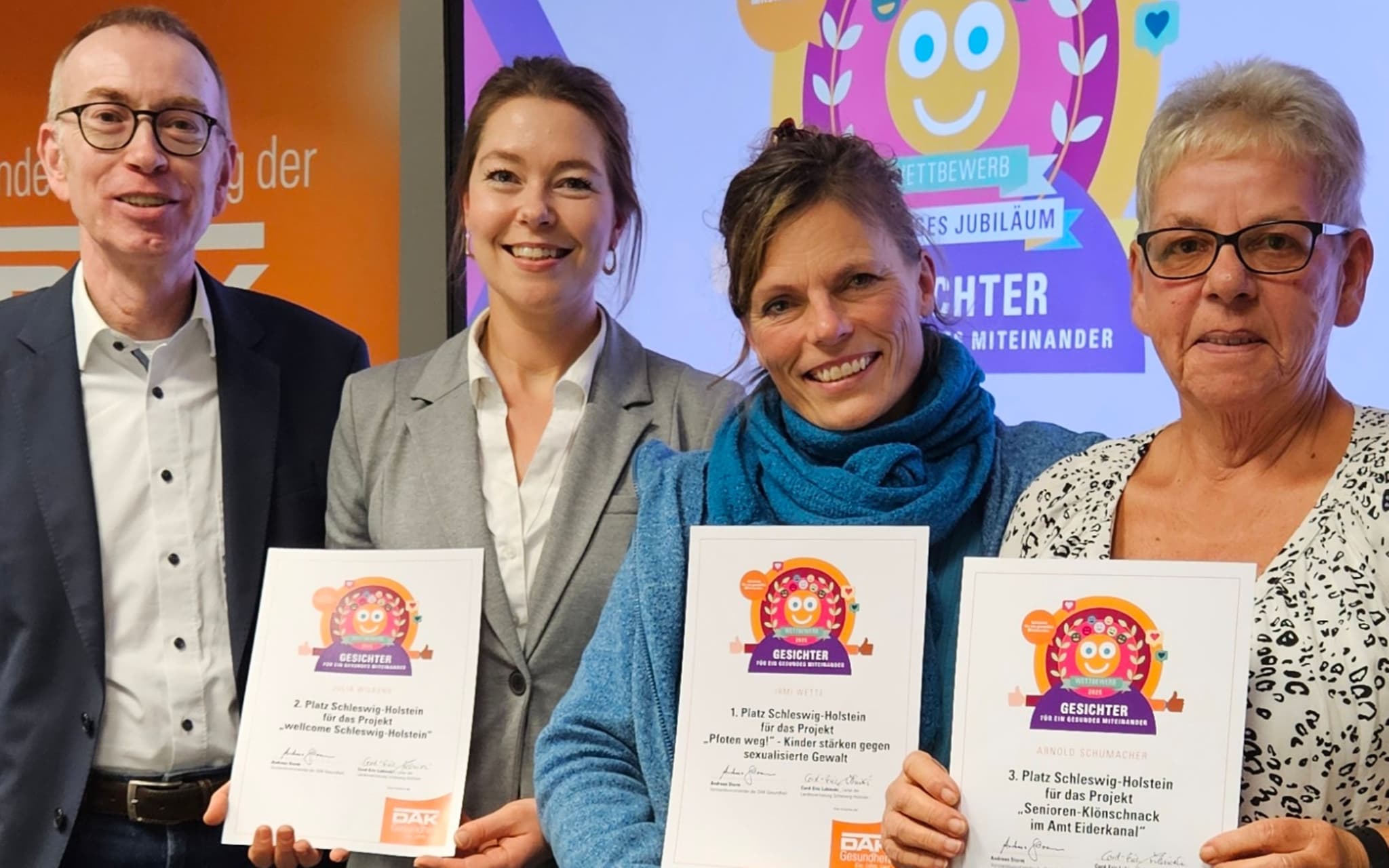 Gruppenfoto der Siegerinnen und Sieger des Wettbewerbs "Gesichter für ein gesundes Miteinander 2025" in Schleswig Holstein