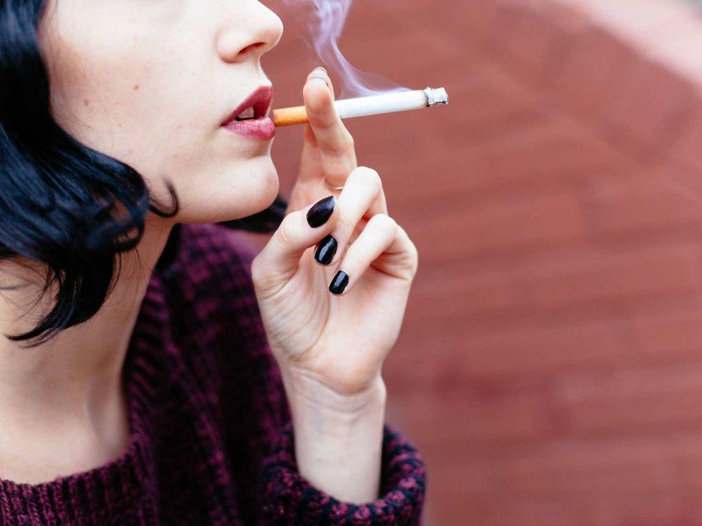 Nikotinsucht: Frau raucht eine Zigarette.