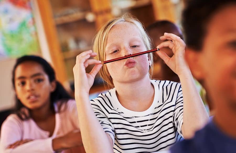 Mädchen langweilt sich im Unterricht und kann sich nicht konzentrieren.