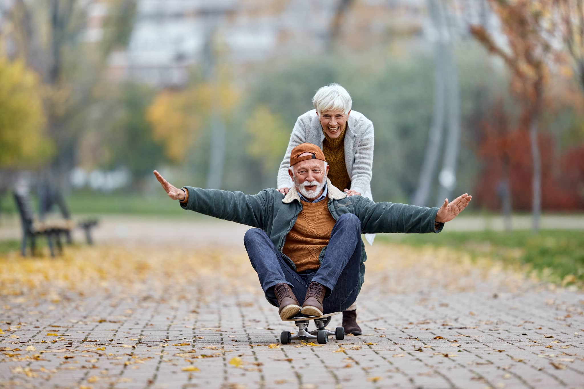 Inkontinenz Ganzheitliche Therapie: Älteres Paar beim Skateboard fahren trotz Inkontinenz.