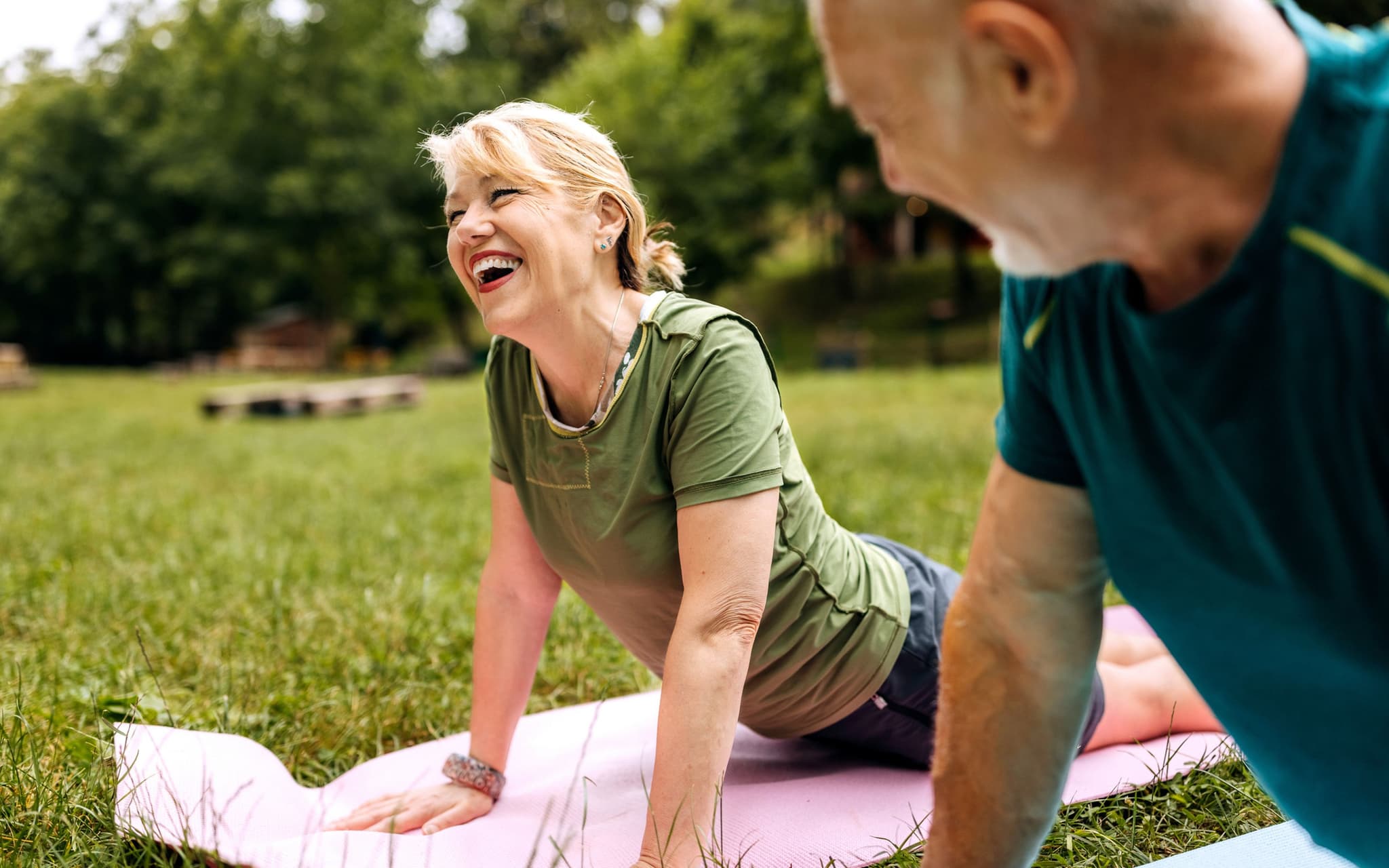 Inkontinenztherapiegerät: Frau beim Beckenbodentraining.