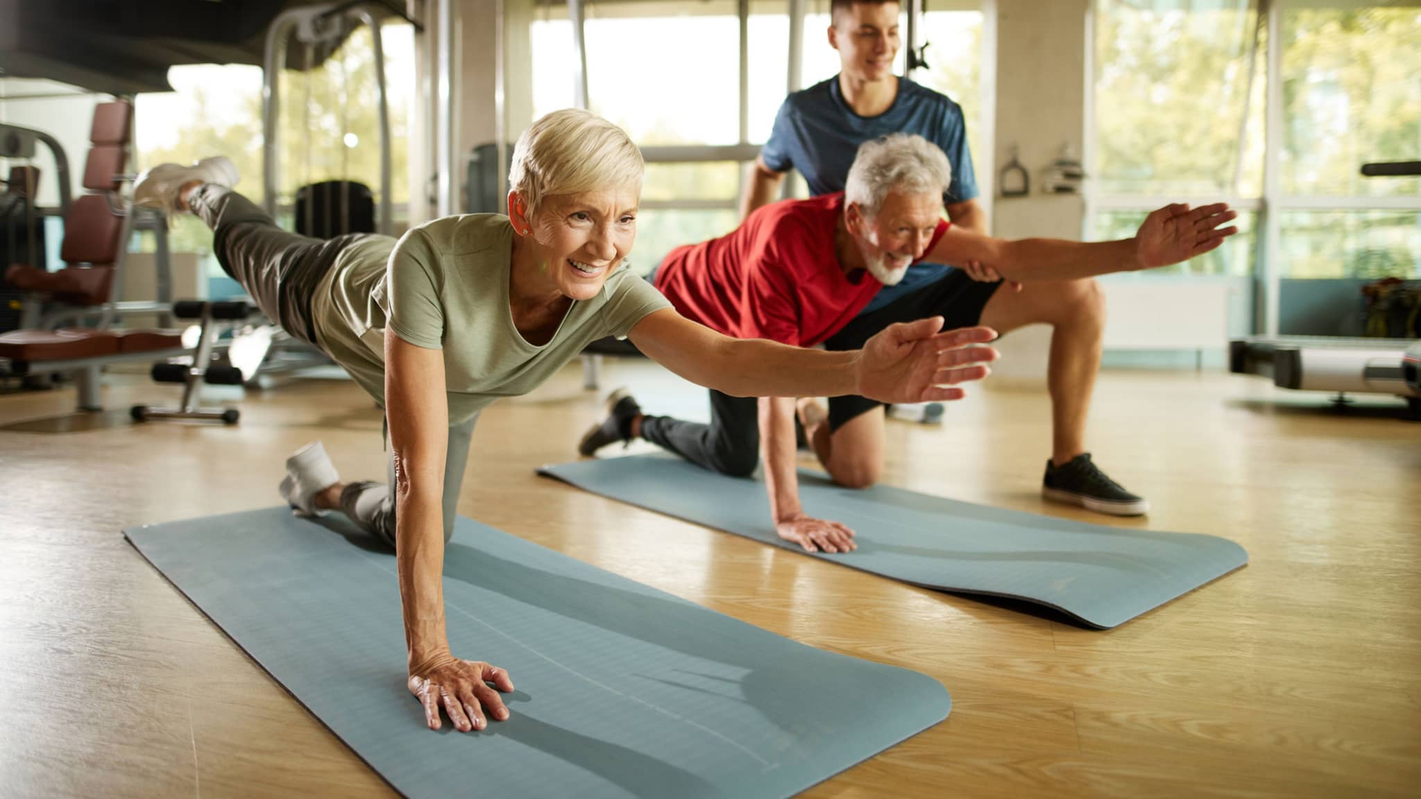 Inkontinenz: Älteres Paar beim Beckenbodentraining.