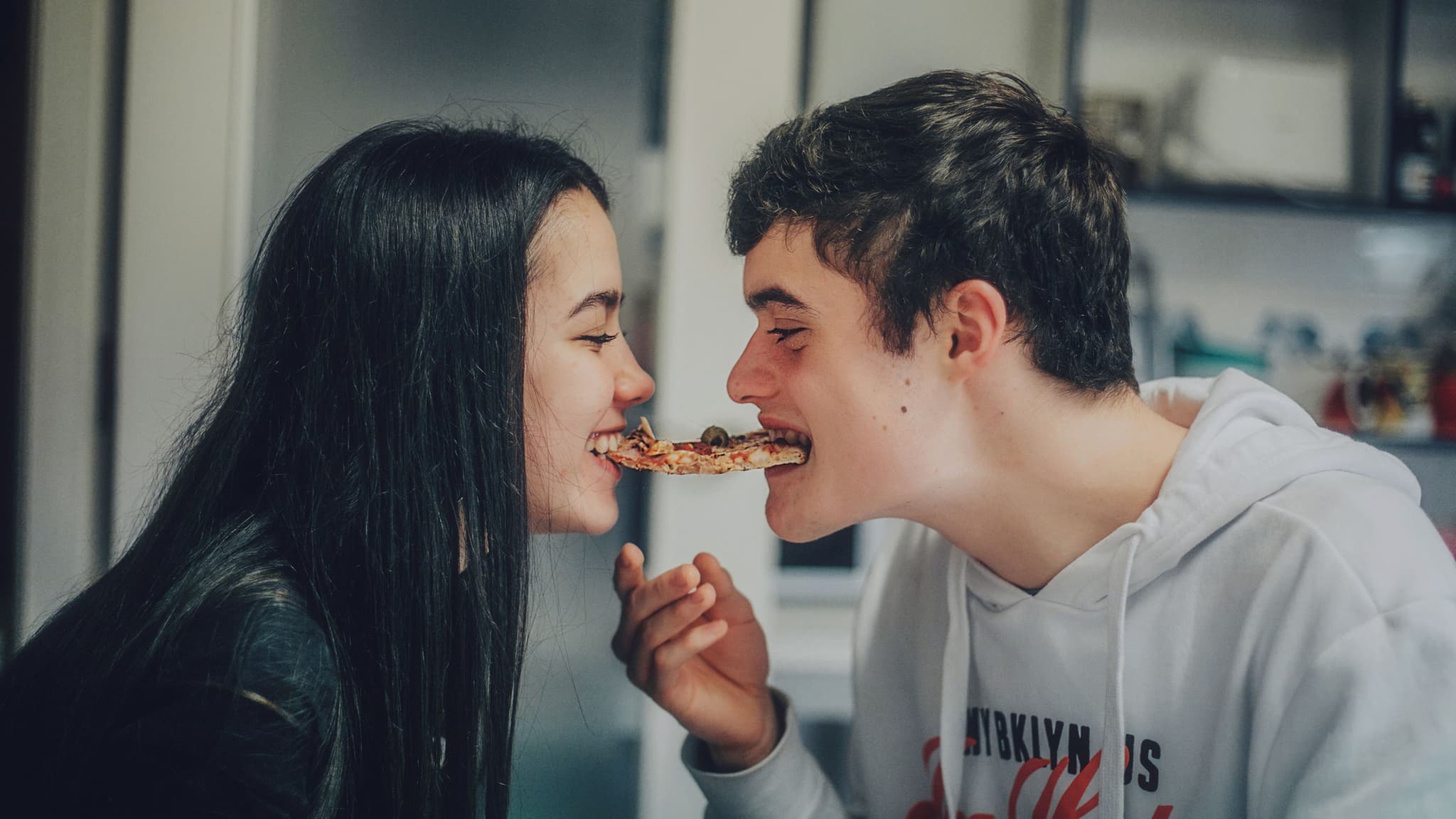 Doktorsex: Ein verliebtes Teenager-Paar teilt sich eine Pizza