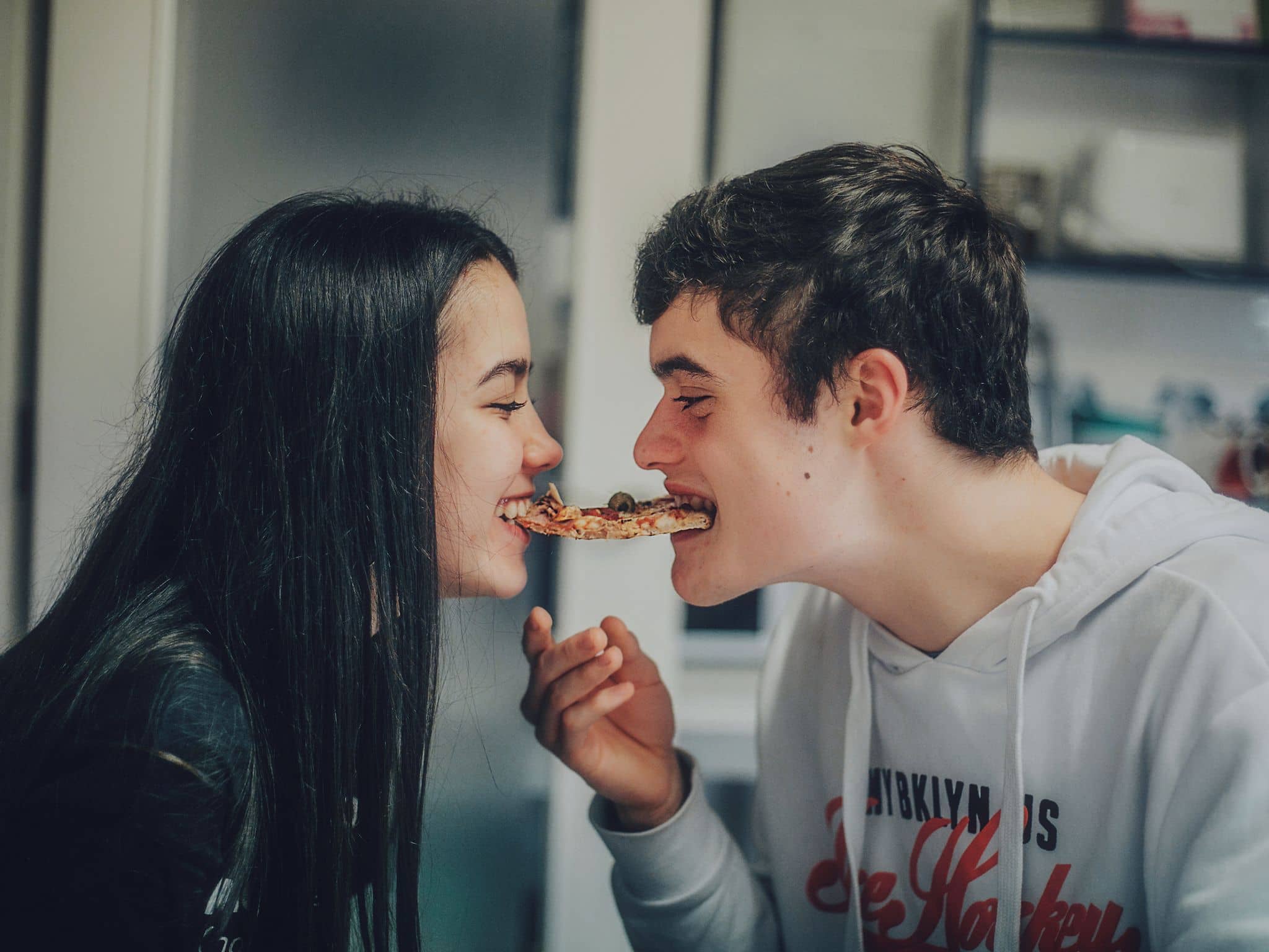 Doktorsex: Ein verliebtes Teenager-Paar teilt sich eine Pizza