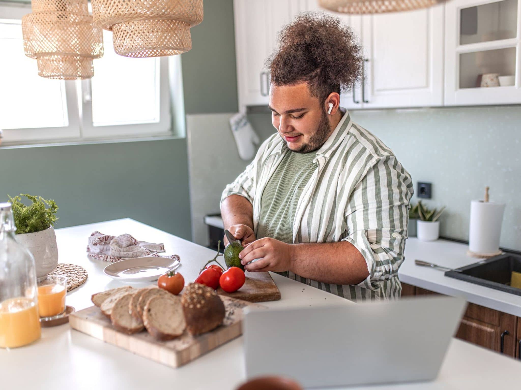 Ein Mann bereitet sich eine gesunde Mahlzeit zu - einer der Alltags-Tipps gegen Adipositas.