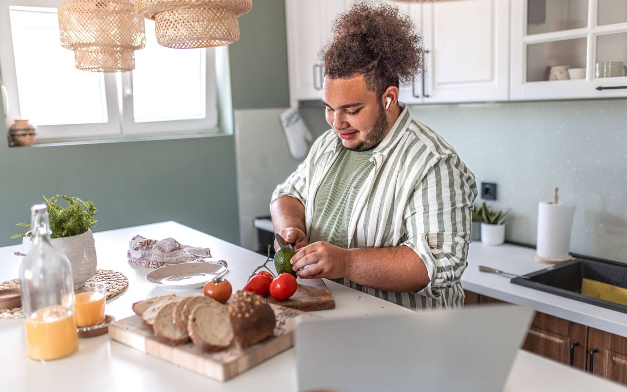 Ein Mann bereitet sich eine gesunde Mahlzeit zu - einer der Alltags-Tipps gegen Adipositas.
