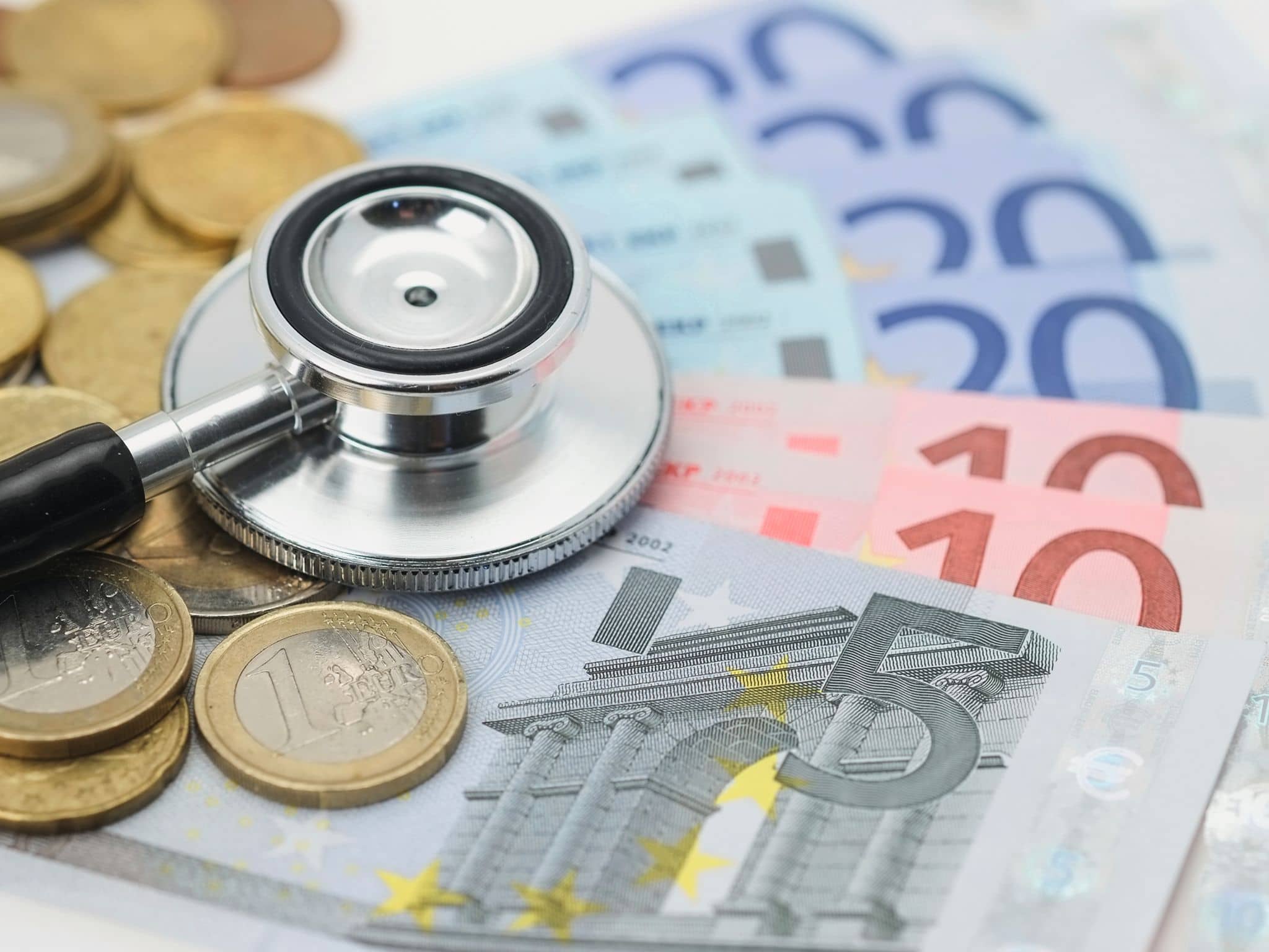 Geld und Stethoskop