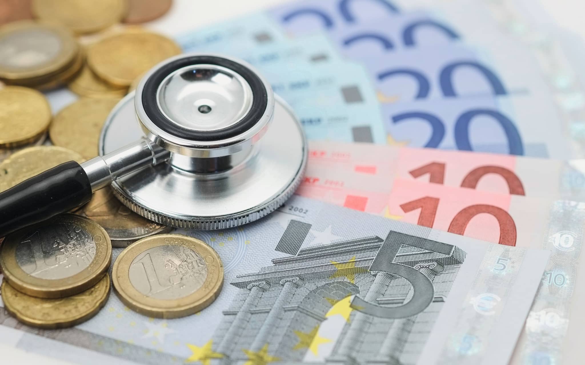Geld und Stethoskop