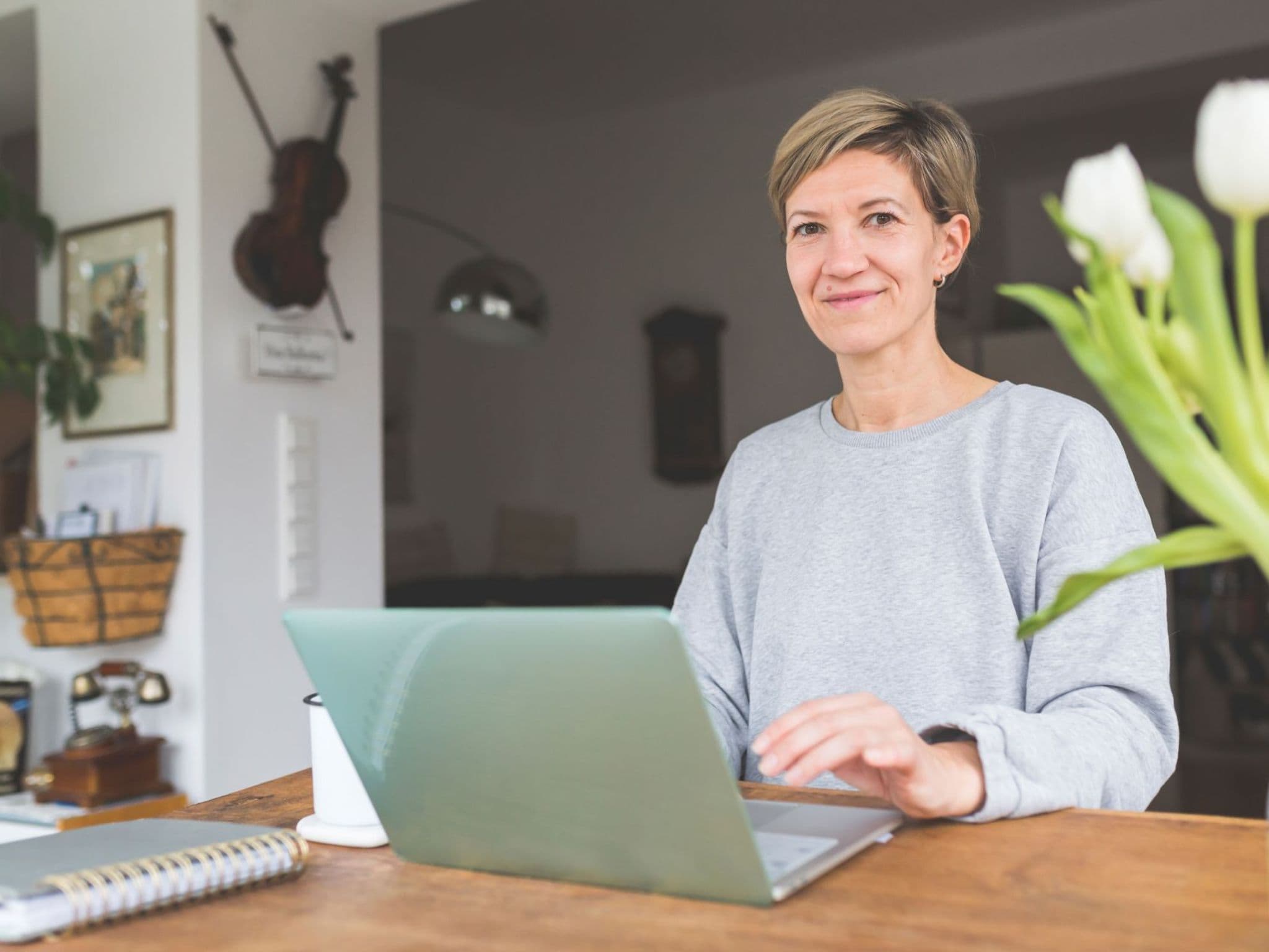 Eine Frau bestellt online ihr Hörgerät.