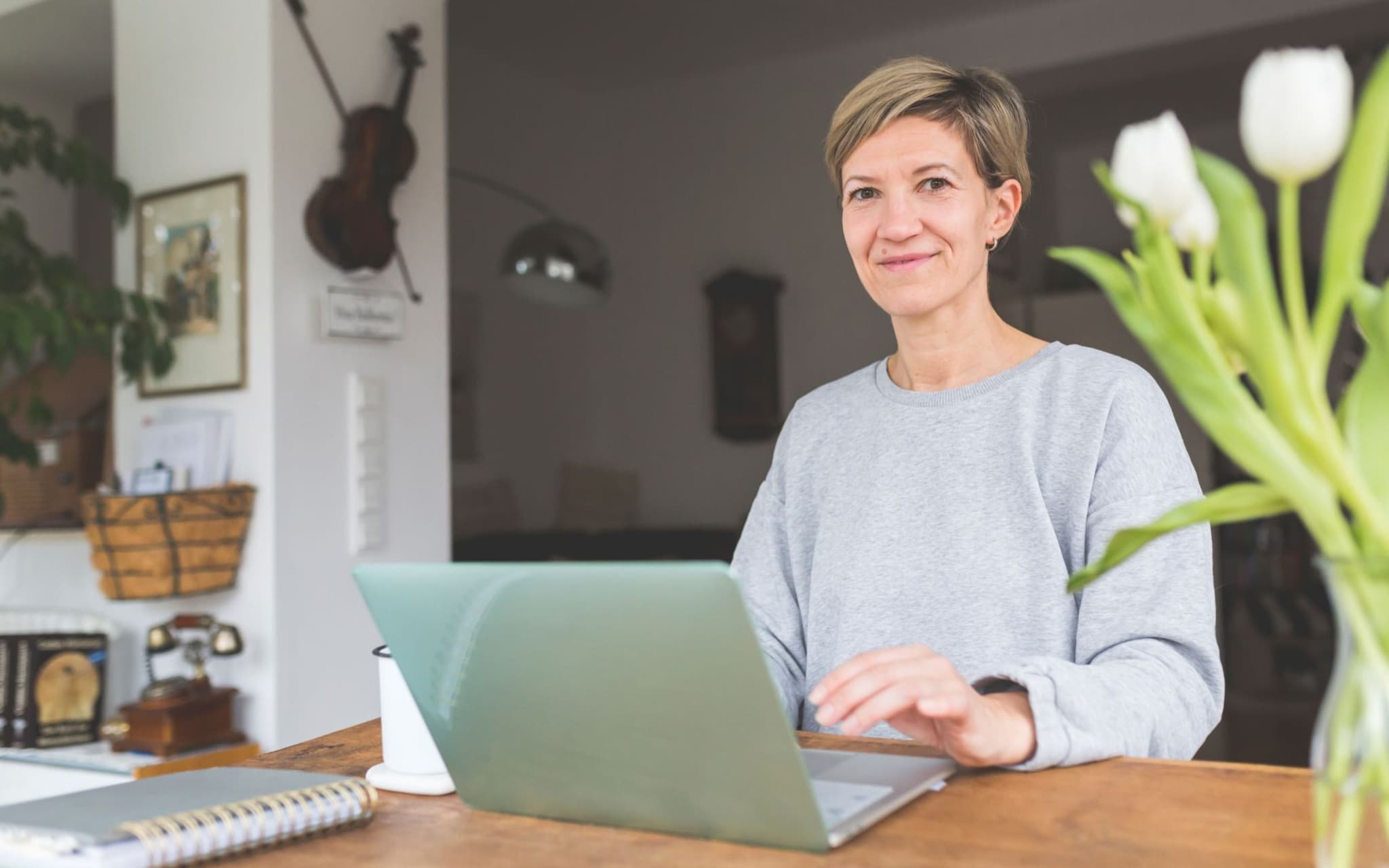 Eine Frau bestellt online ihr Hörgerät.