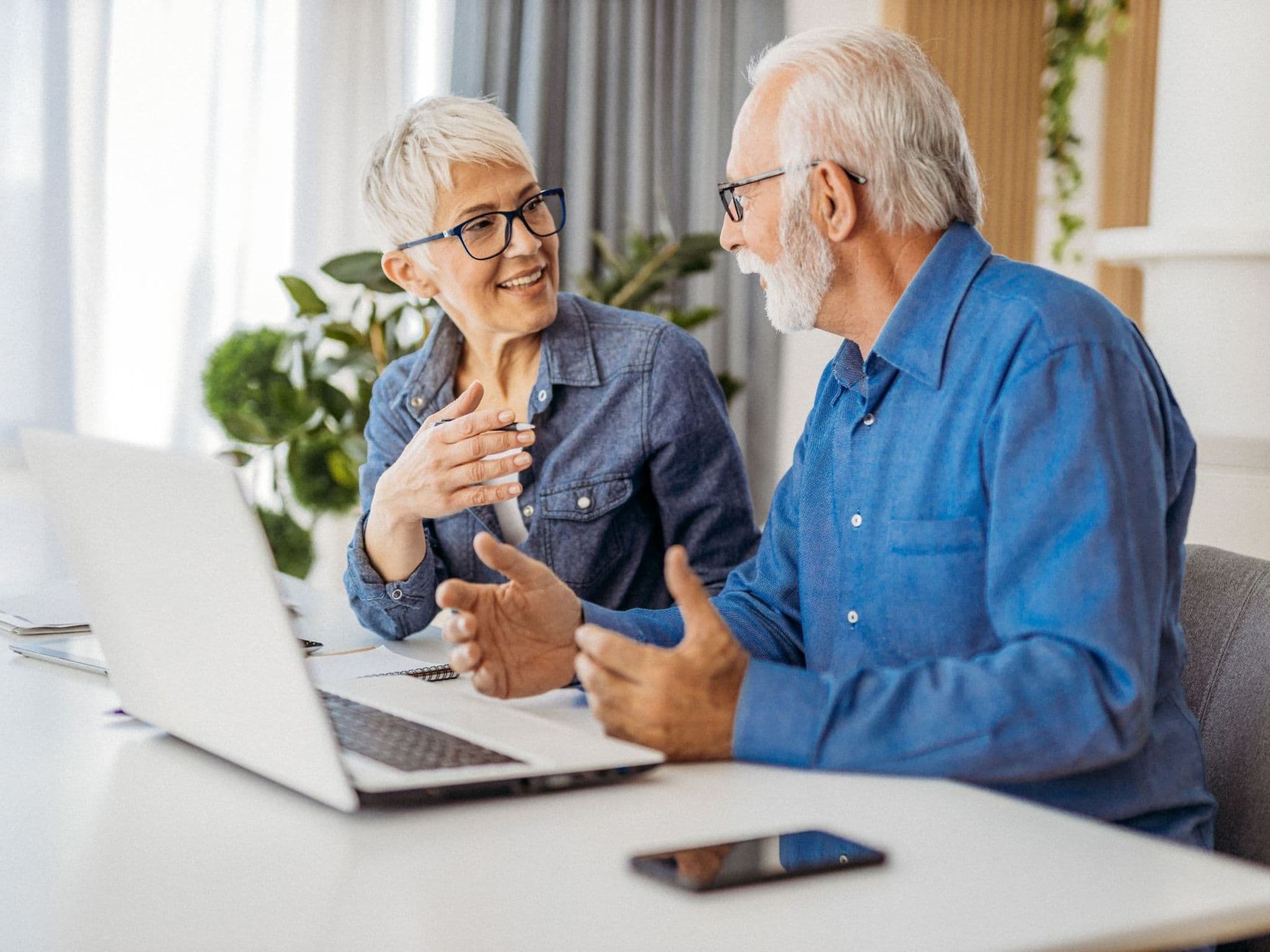 Älteres Paar bespricht, wie sie Stomaartikel online bestellen können.