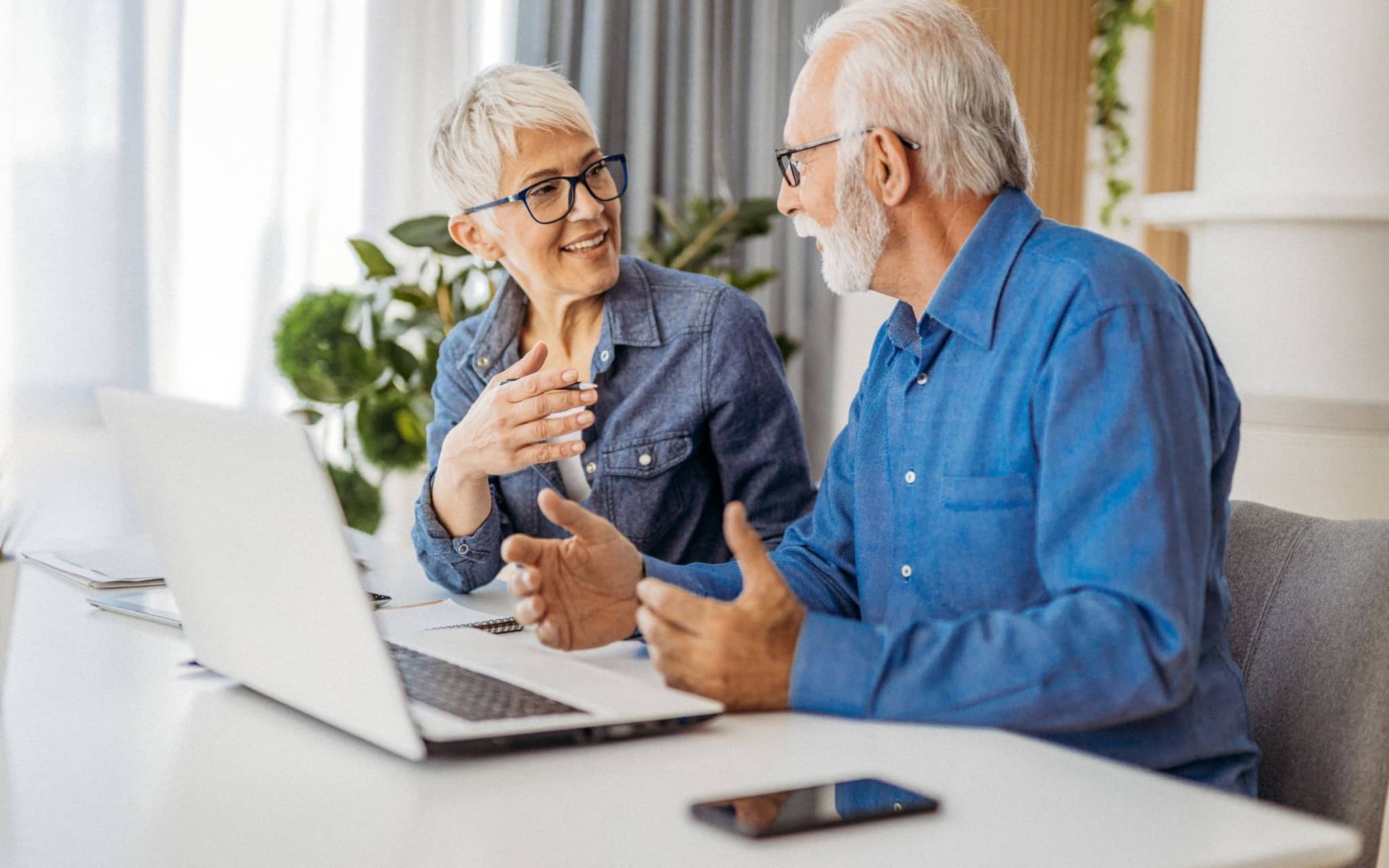Älteres Paar bespricht, wie sie Stomaartikel online bestellen können.