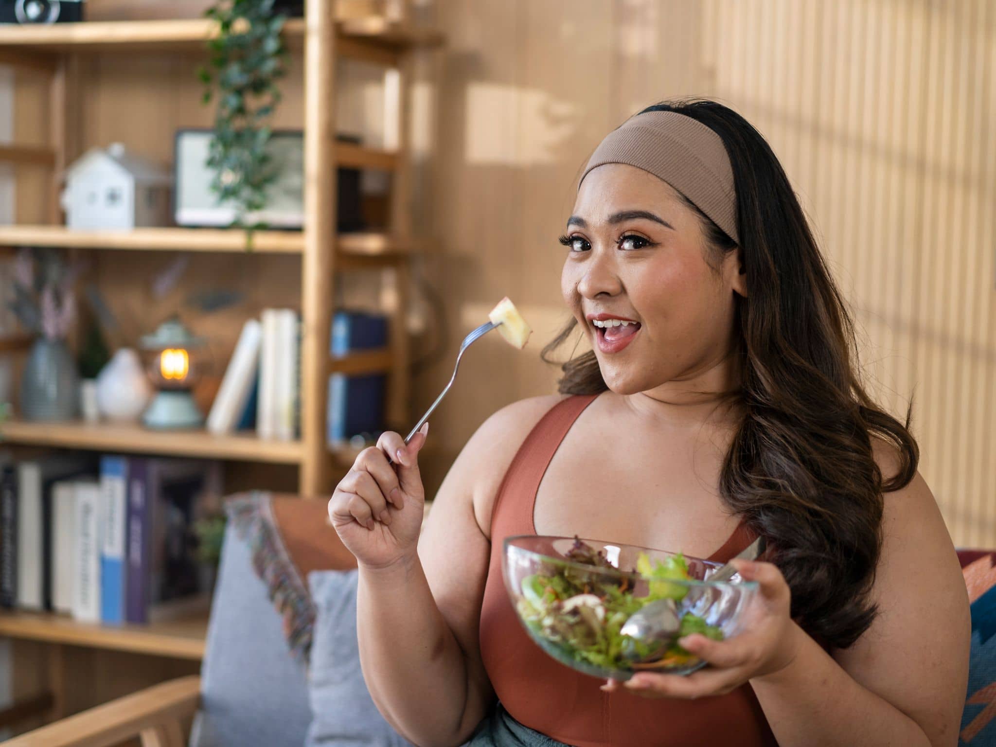 Ernährung bei Lipödem: Eine Frau mit Lipödem-bedingtem Übergewicht isst einen Salat