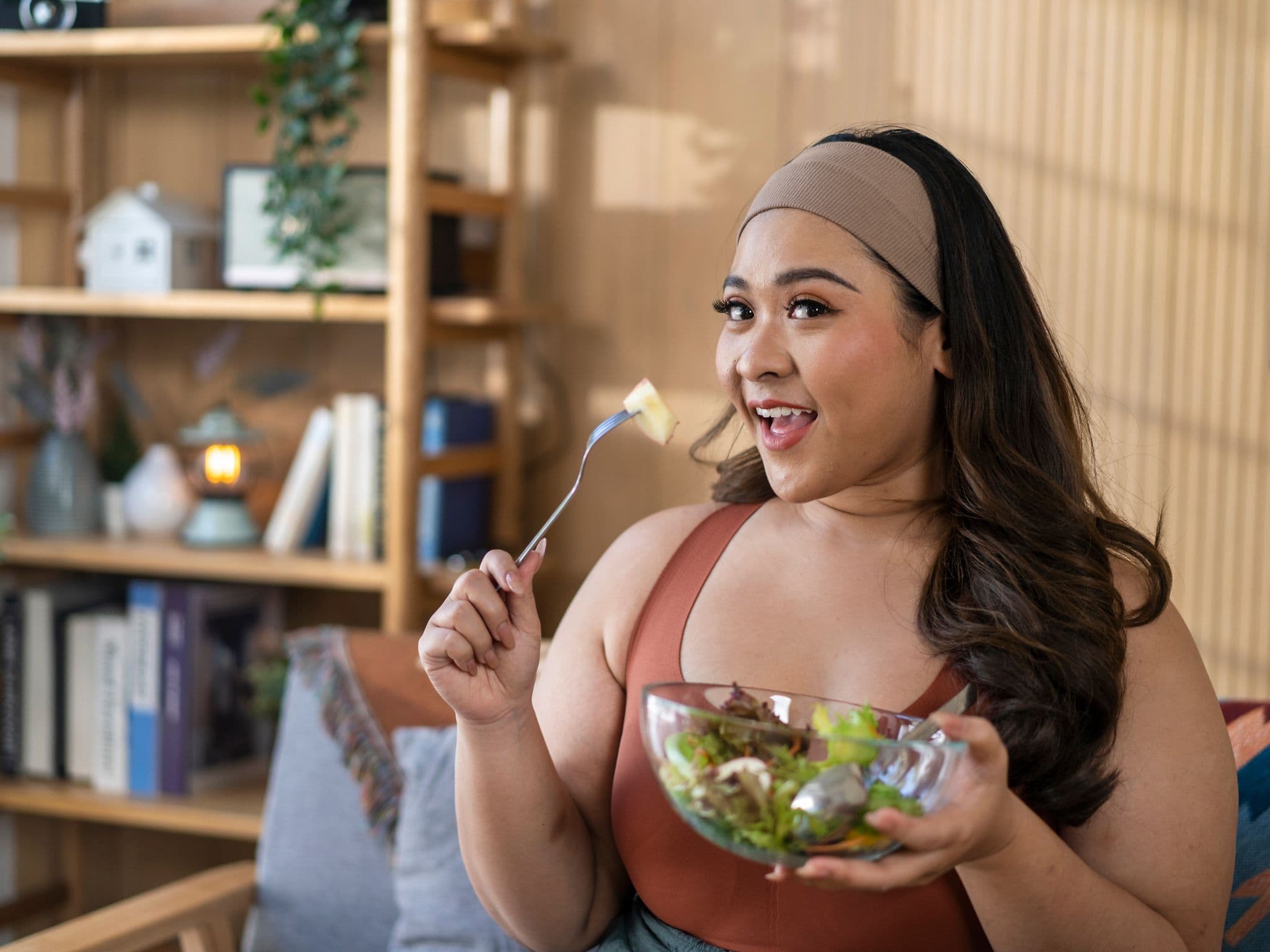 Ernährung bei Lipödem: Eine Frau mit Lipödem-bedingtem Übergewicht isst einen Salat