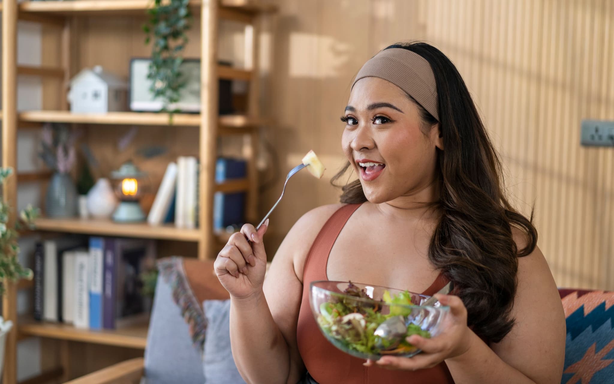 Ernährung bei Lipödem: Eine Frau mit Lipödem-bedingtem Übergewicht isst einen Salat