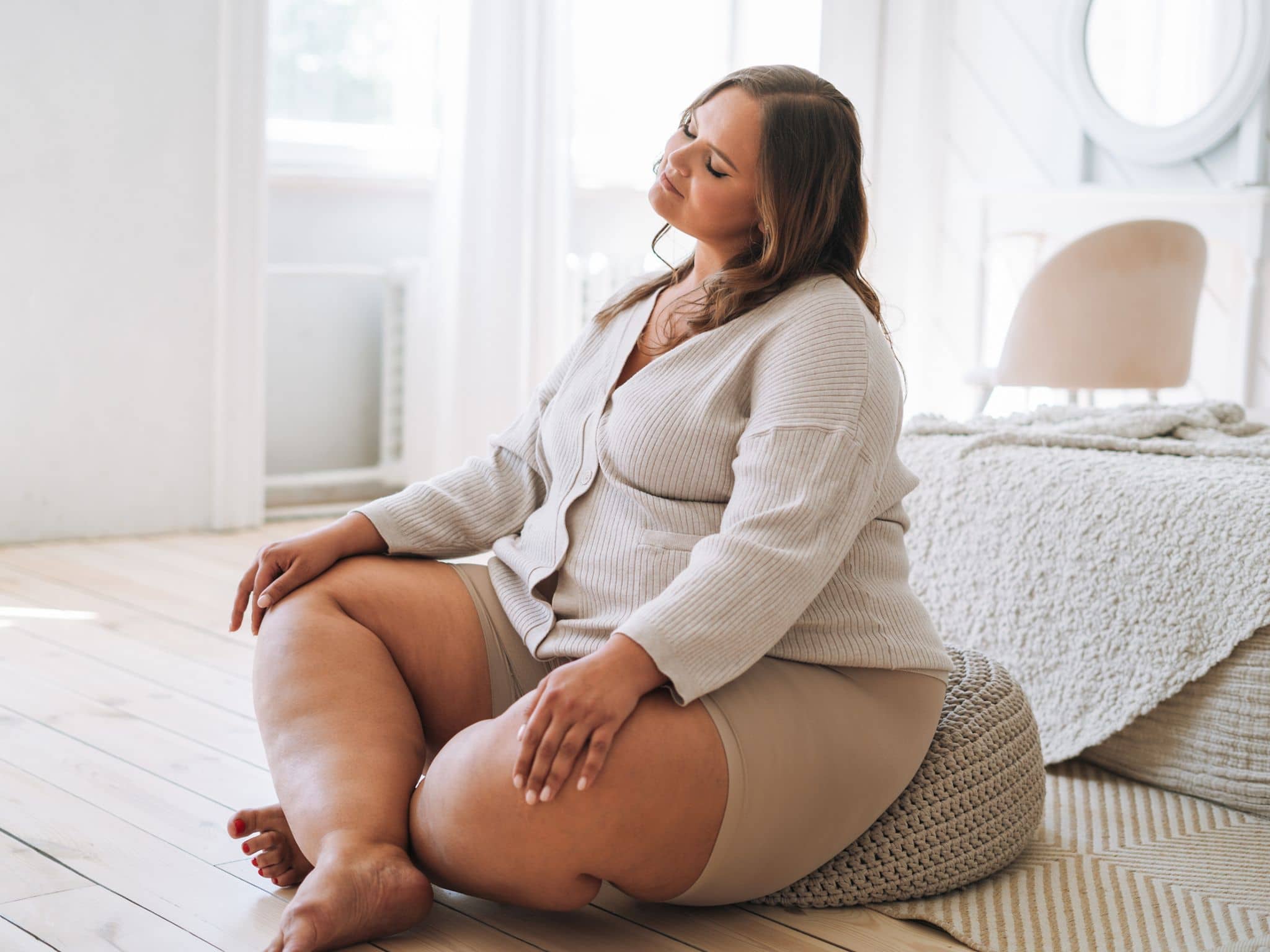 Lipödem: Eine junge Frau mit starkem Übergewicht übt Yoga