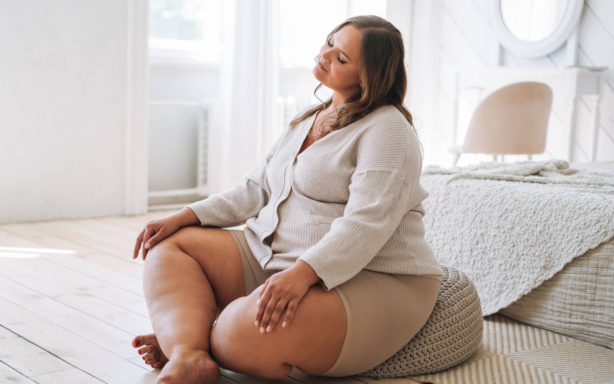 Lipödem: Eine junge Frau mit starkem Übergewicht übt Yoga