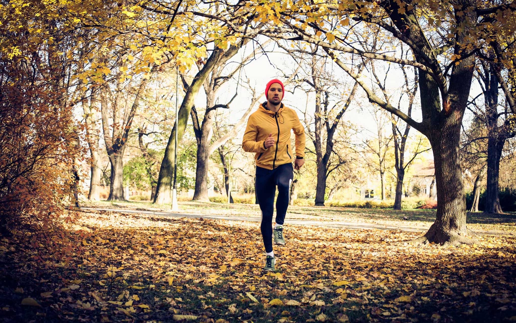 Junger Mann läuft im Freuen, um die Witermüdigkeit loszuwerden