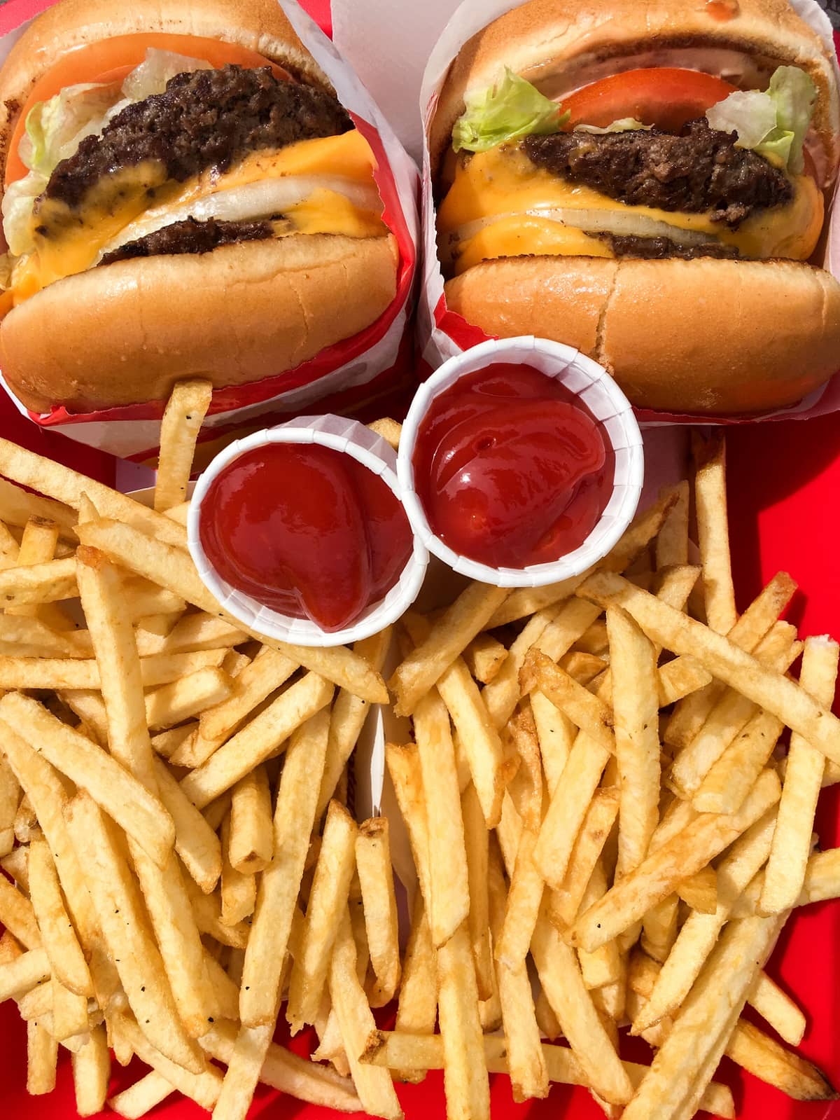 Verarbeitete Lebensmittel: Ein Hamburger-Menü mit Pommes und Ketchup