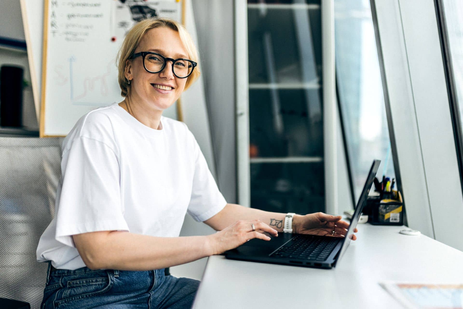 Изображение: Российская женщина работает на ноутбуке в Германии.