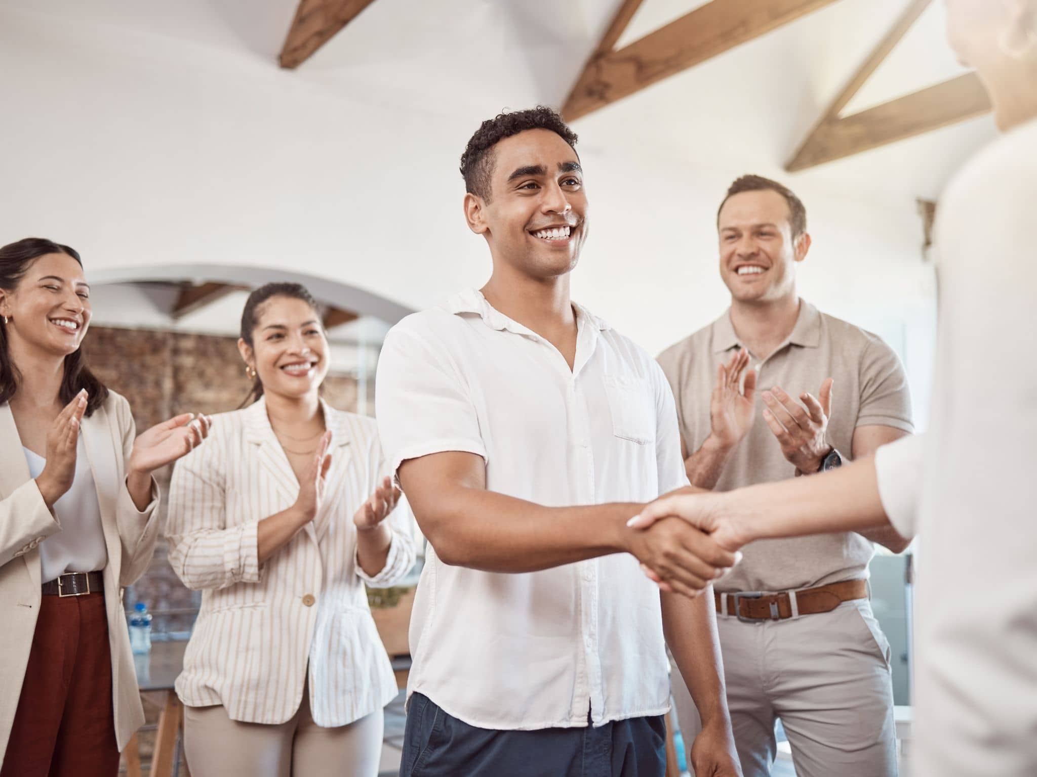 Фото: коллеги приветствуют нового члена команды.