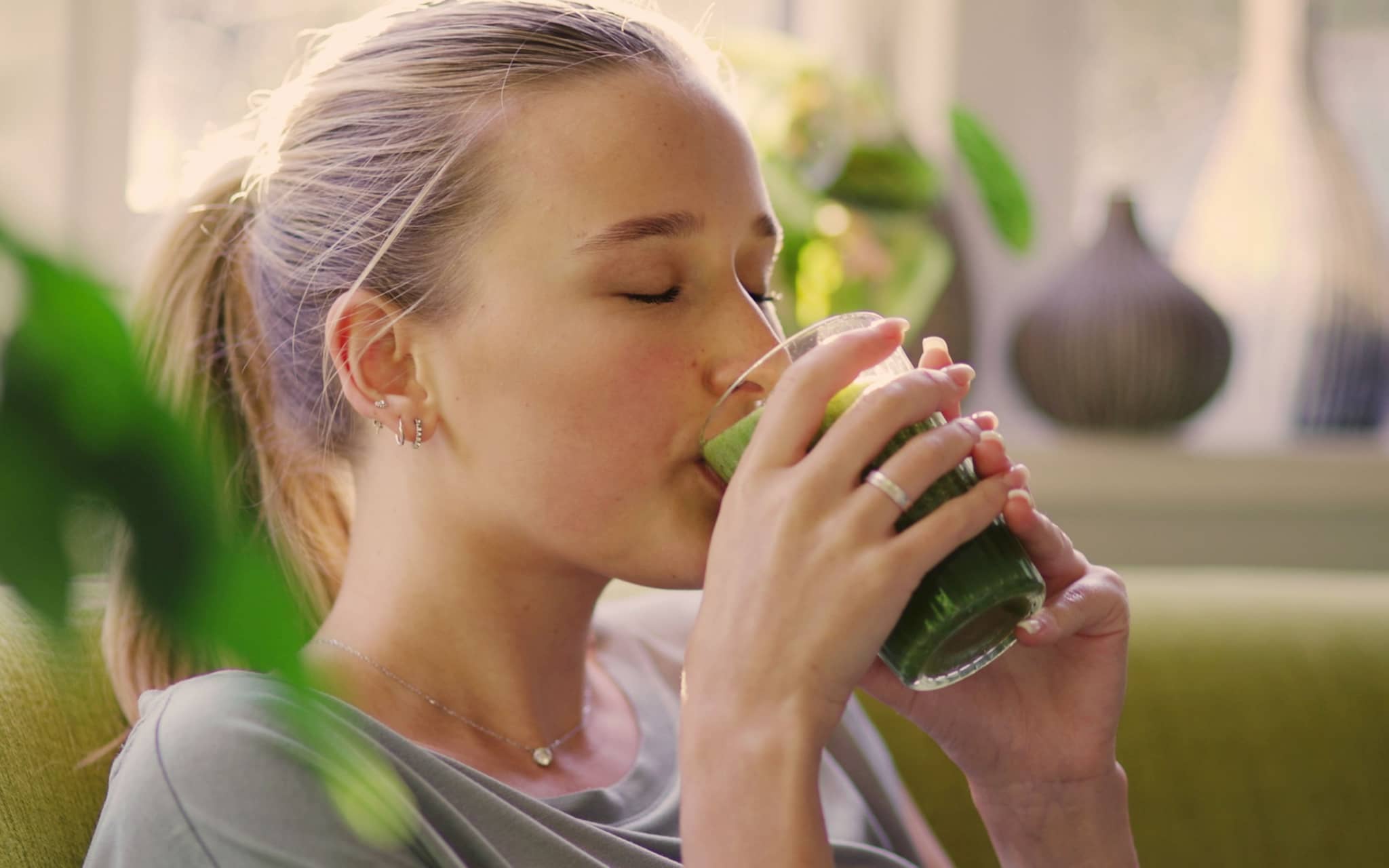 Vitamin B: Eine junge Frau genießt einen gesunden Smoothie mit viel Vitamin B
