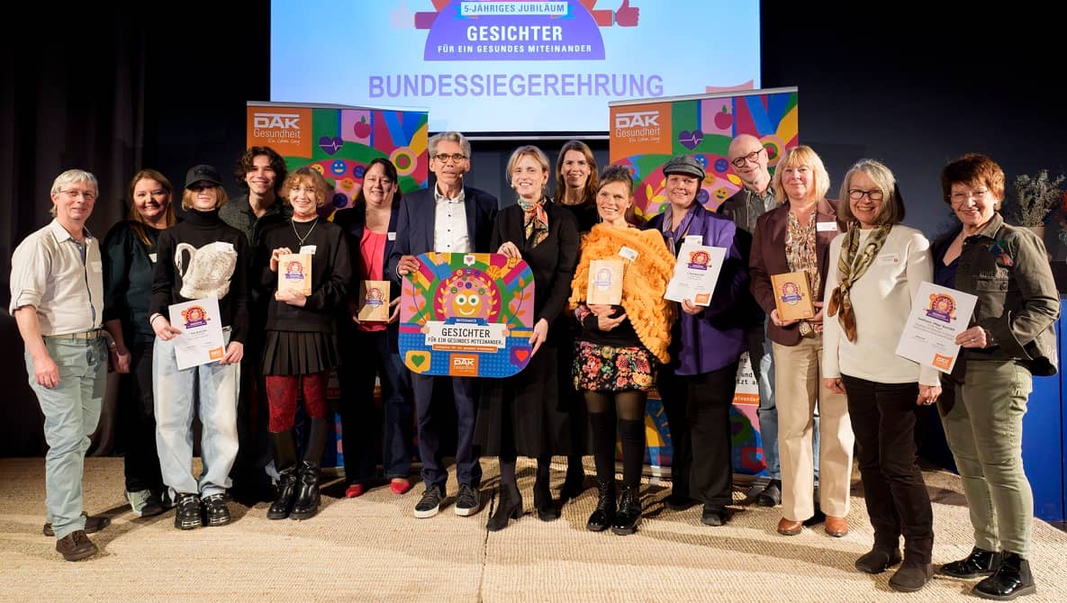 Siegerehrung der Kampagne Gesundes Miteinander: Die Gewinnerinnen und Gewinner auf einem Gruppenfoto.