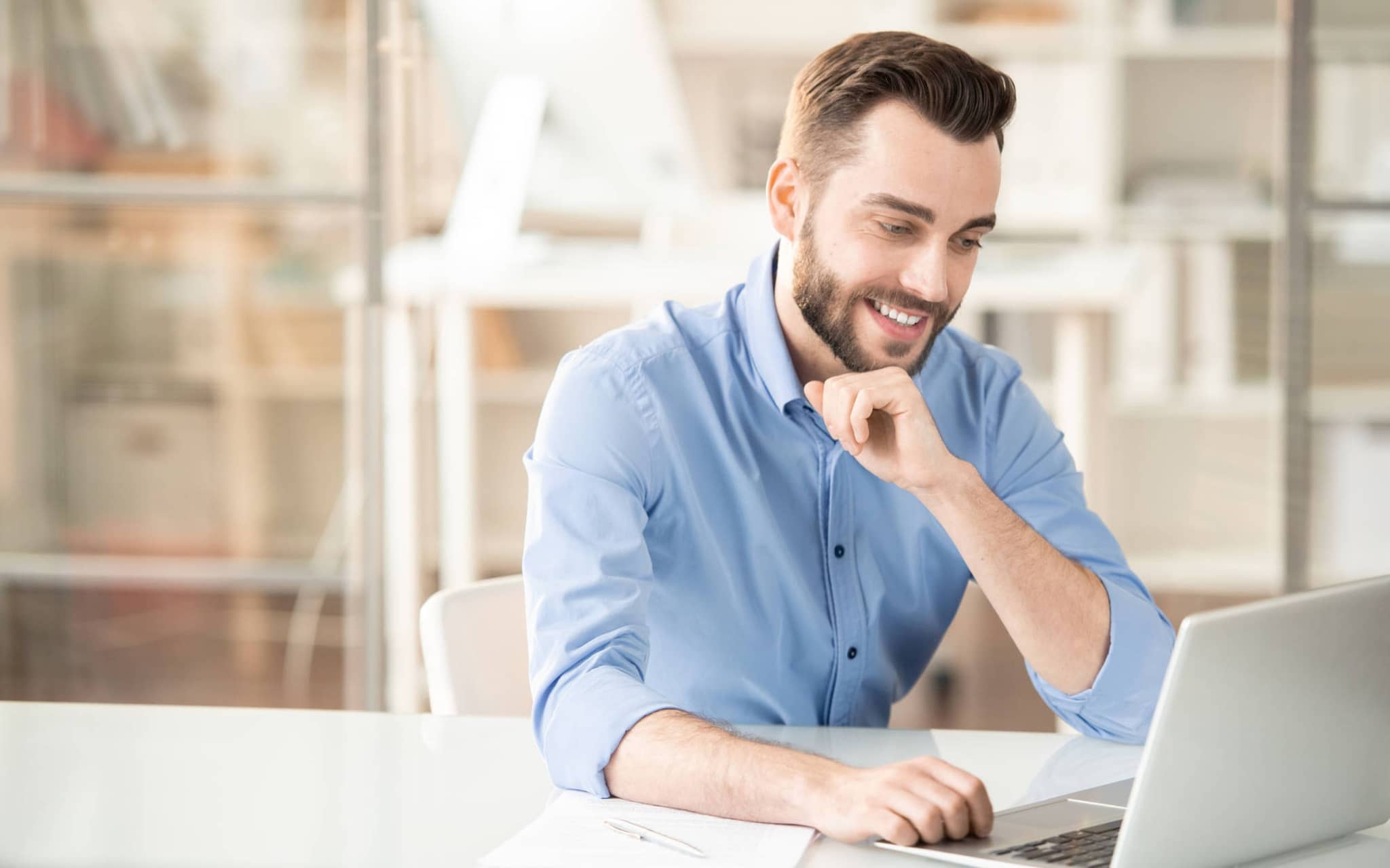 Ein Mann nimmt an seinem Laptop am Online-Seminar "Gesundheit fördern - Steuern sparen" teil.