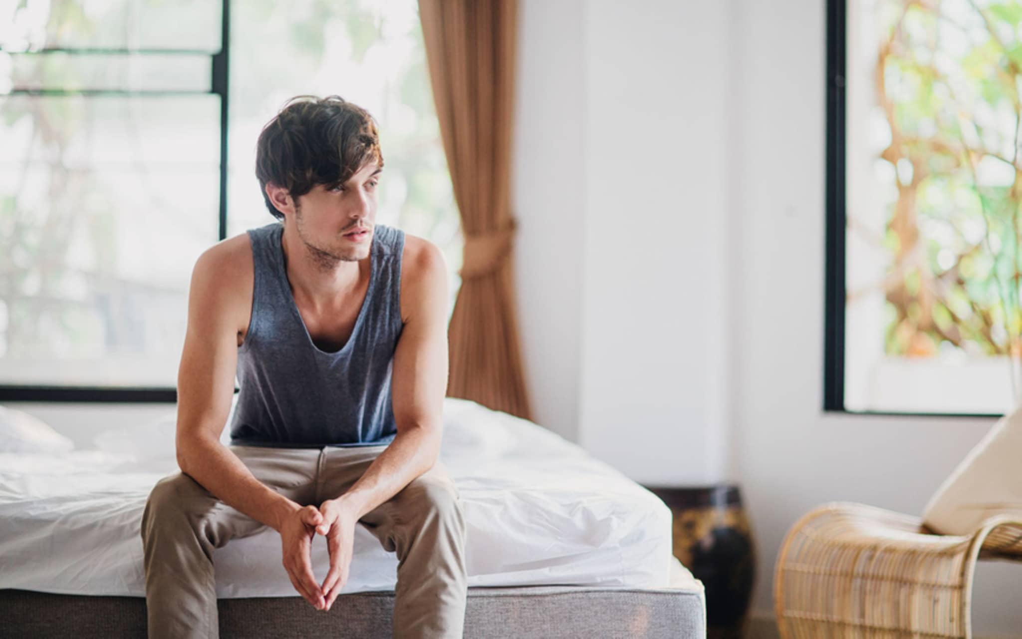 Hydrozele: Ein Mann sitzt auf einem Bett und denkt nach
