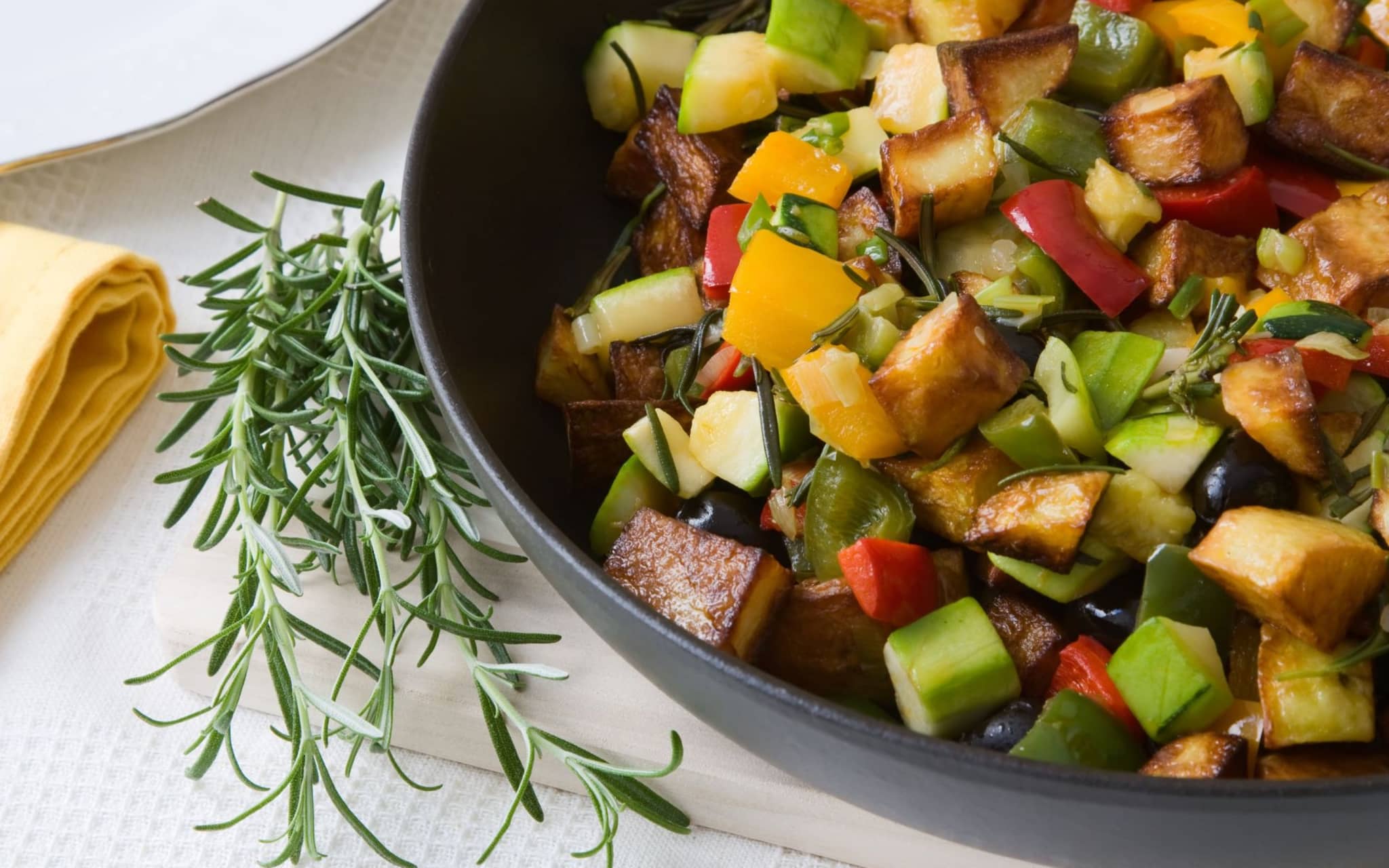 Bunte Paprika-Gemüsepfanne mit frischem Gemüse – eiweißreich, vitaminreich und ideal für eine ausgewogene Ernährung.