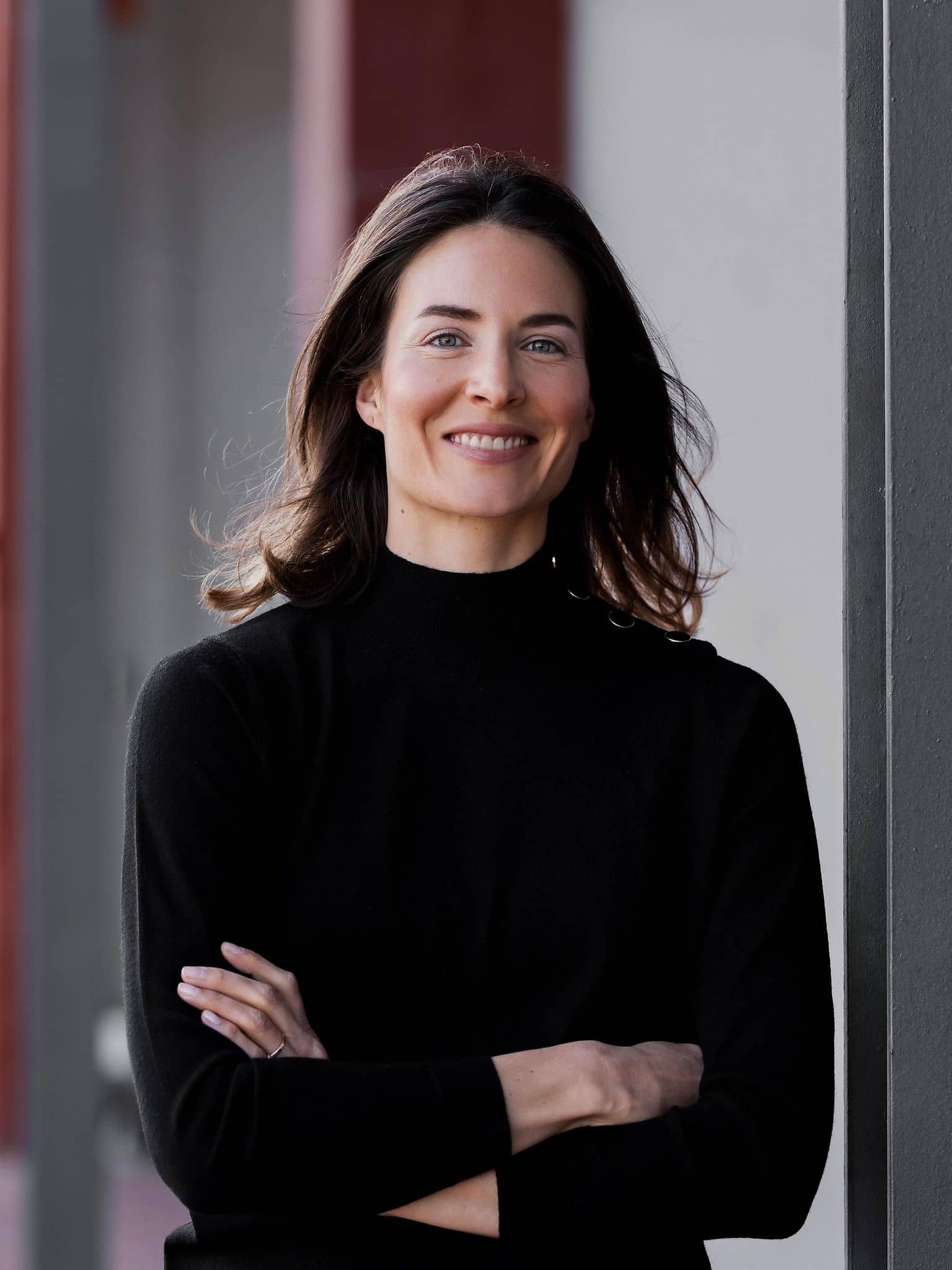 Bild: Portrait Hanna Heikenwälderder , eine Frau mit Schulterlangen braunem Haar, dunkler Pulli