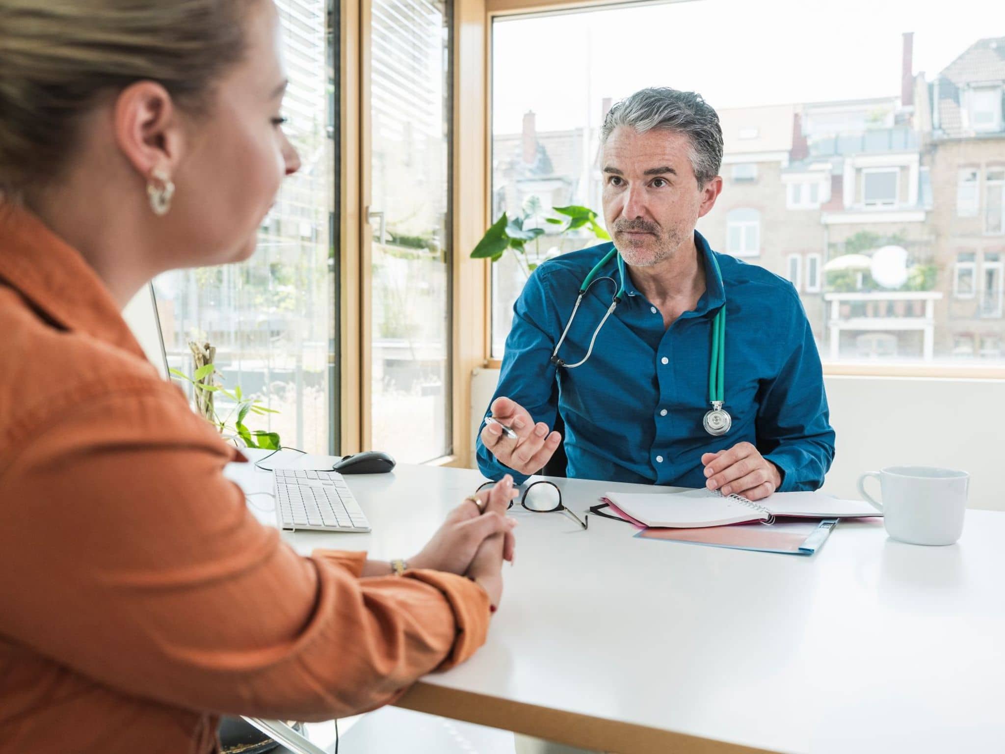 Eine Patientin lässt sich von Ihrem Arzt zur Malaria Prophylaxe beraten.