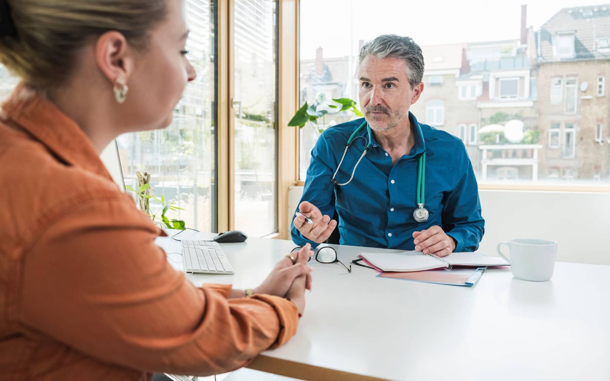 Eine Patientin lässt sich von Ihrem Arzt zur Malaria Prophylaxe beraten.