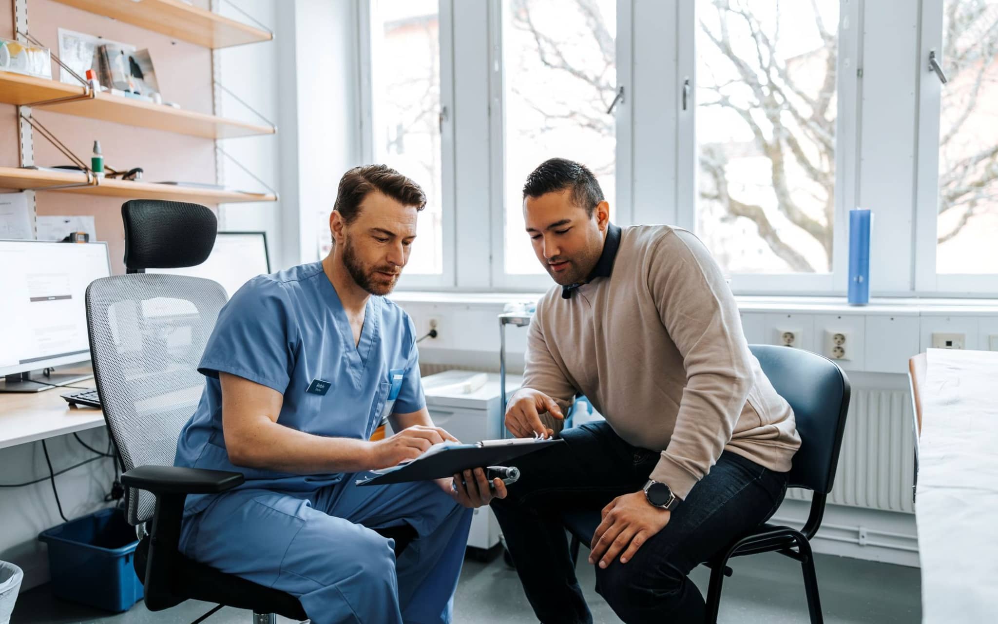 Arzt und Patient besprechen die Behandlung von Hodenkrebs.