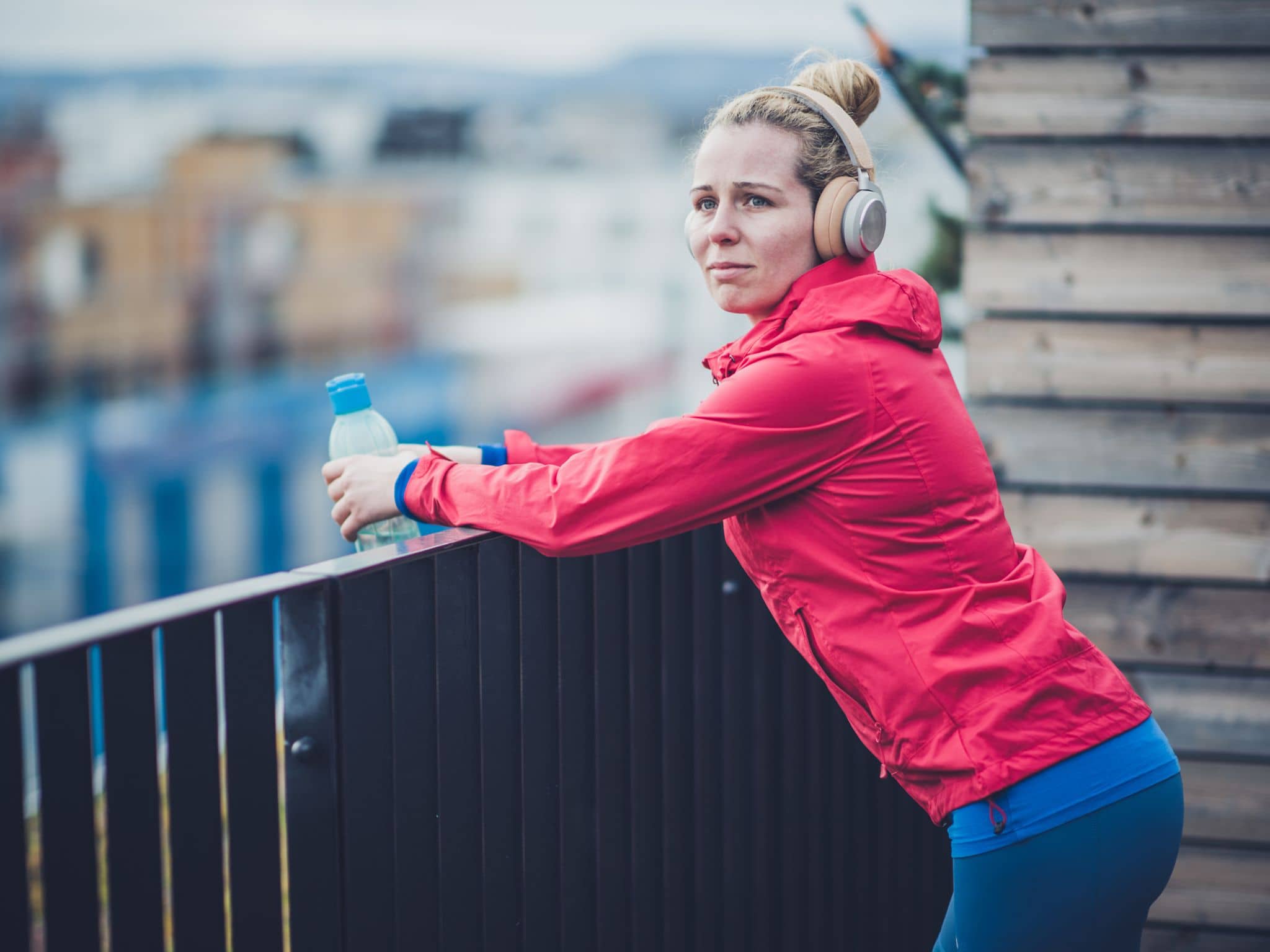Open Window Effekt: Eine Frau ist nach dem Sport erschöpft und wischt sich mit einem Handtuch über ihre Stirn