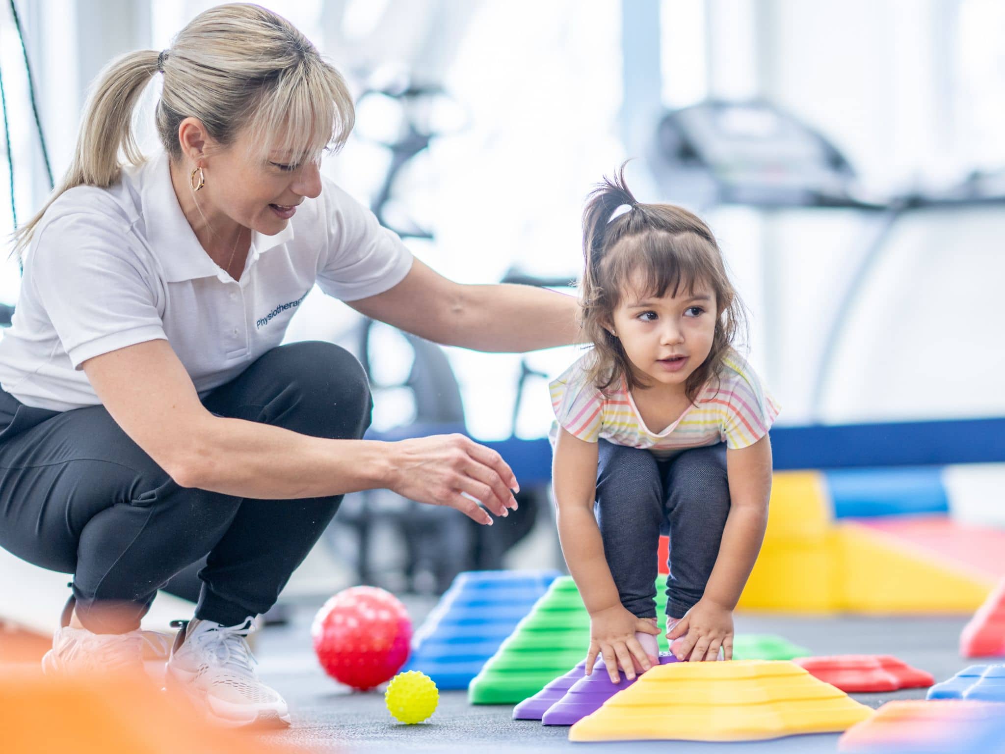Kleines Mädchen balanciert im Rahmen ihrer Ergotherapie