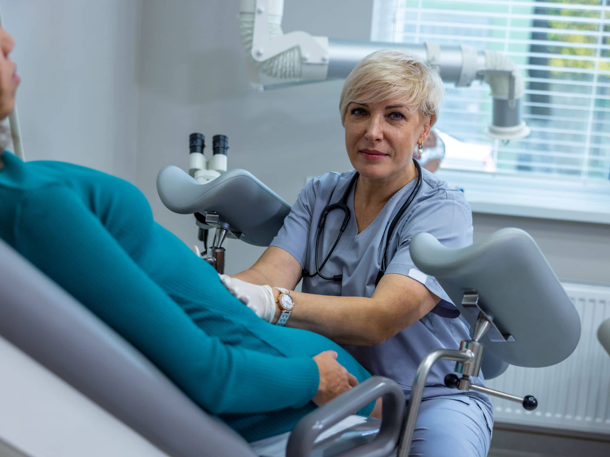 Eine Frau liegt auf einem gynäkologischen Untersuchungsstuhl bei der Frauenärztin